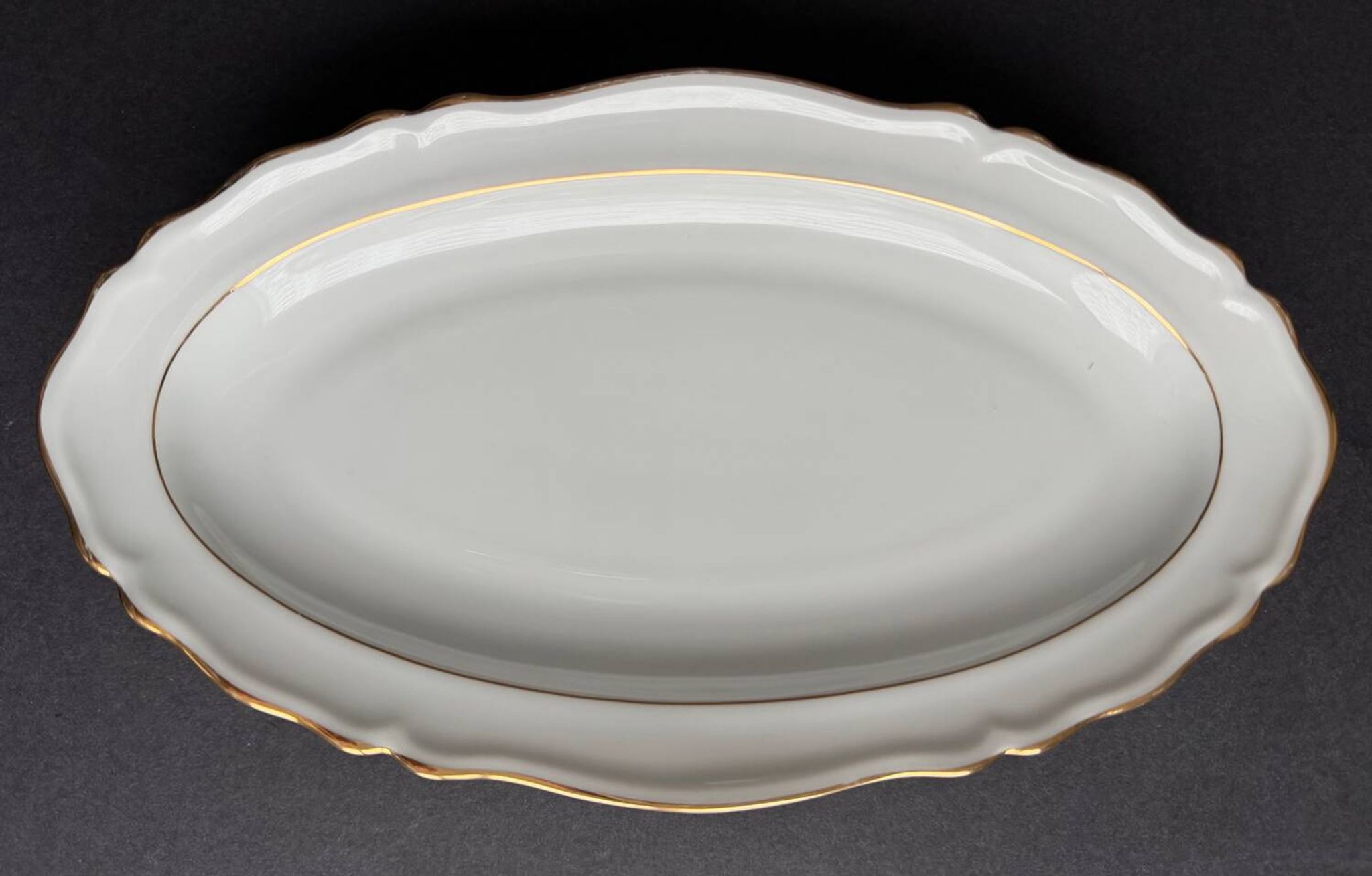2 petits plats ovales en porcelaine blanche