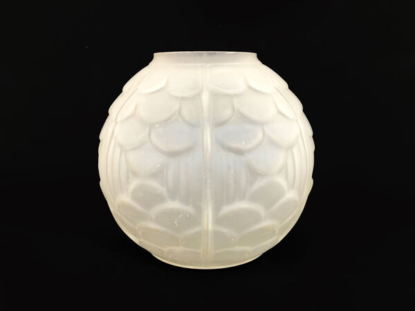 Vase boule art Déco en verre dépoli, époque art Déco, France