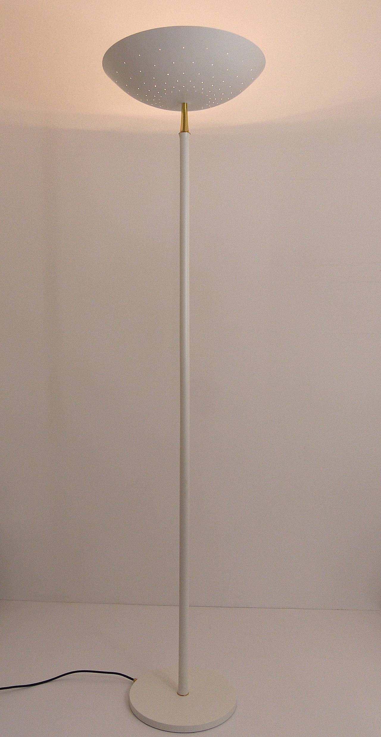 Élégant lampadaire italien uplight du milieu du siècle, style Arteluce Stilnovo, années 1950