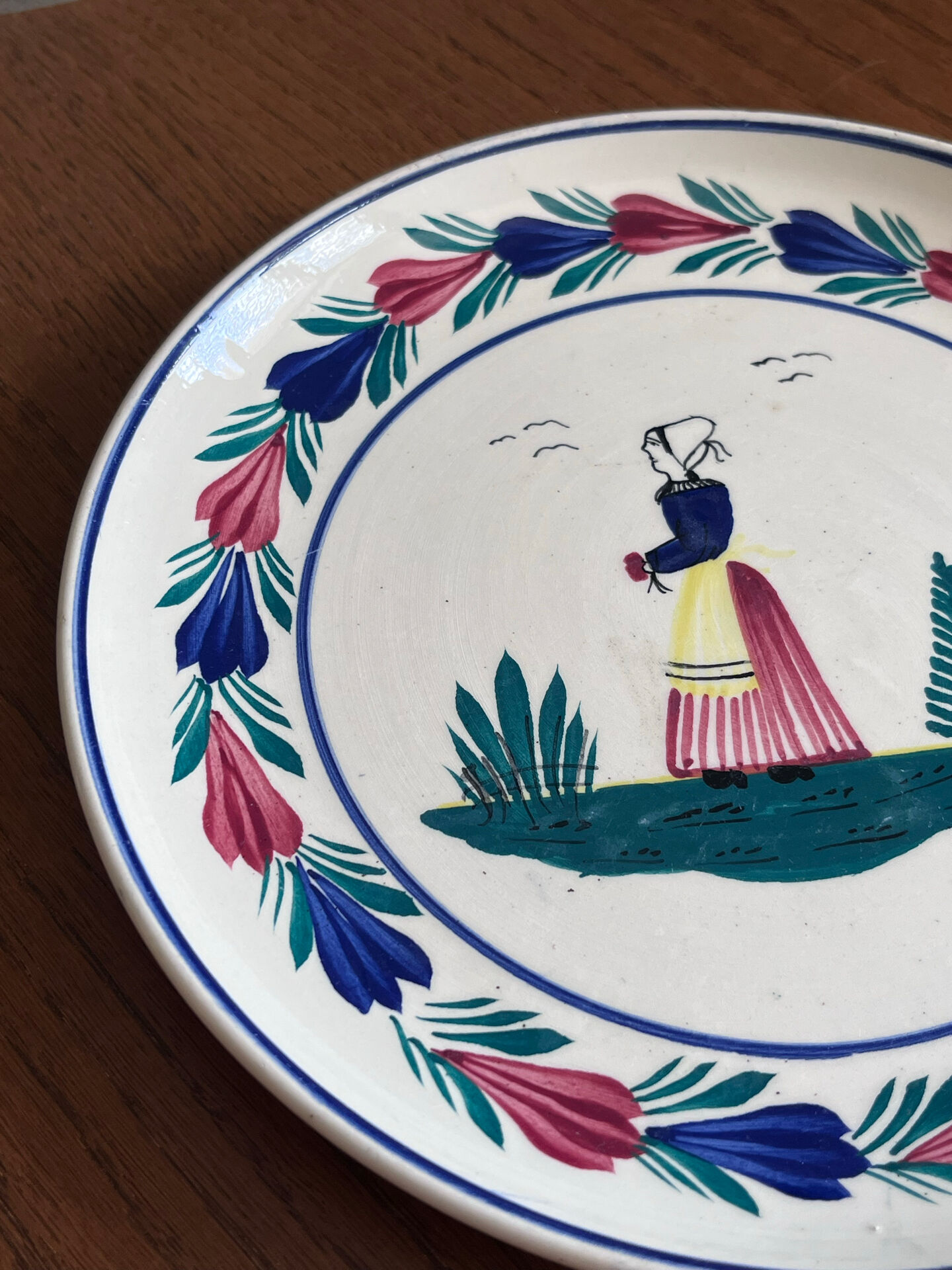 Assiette plate Henriot Quimper motif bretonne