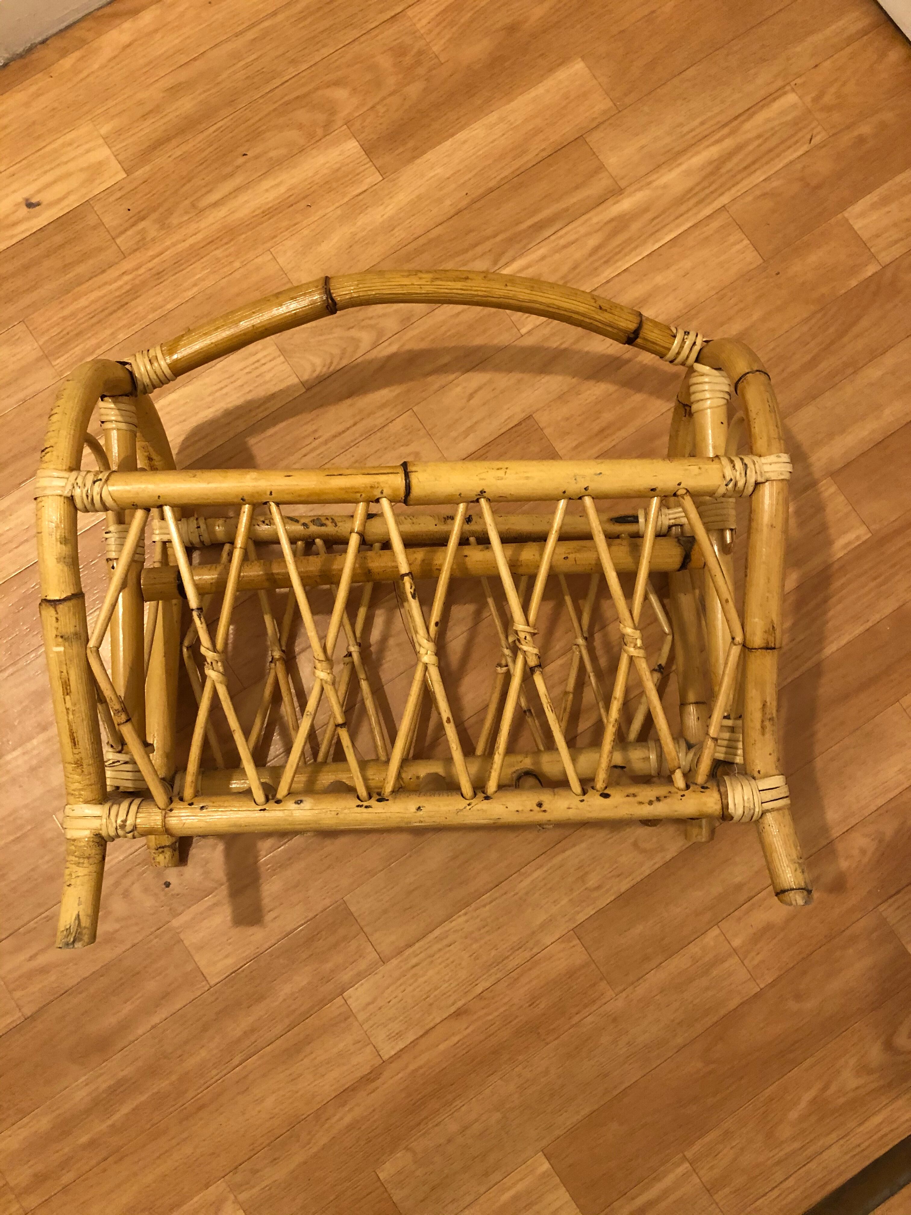 Magazine holder in rattan