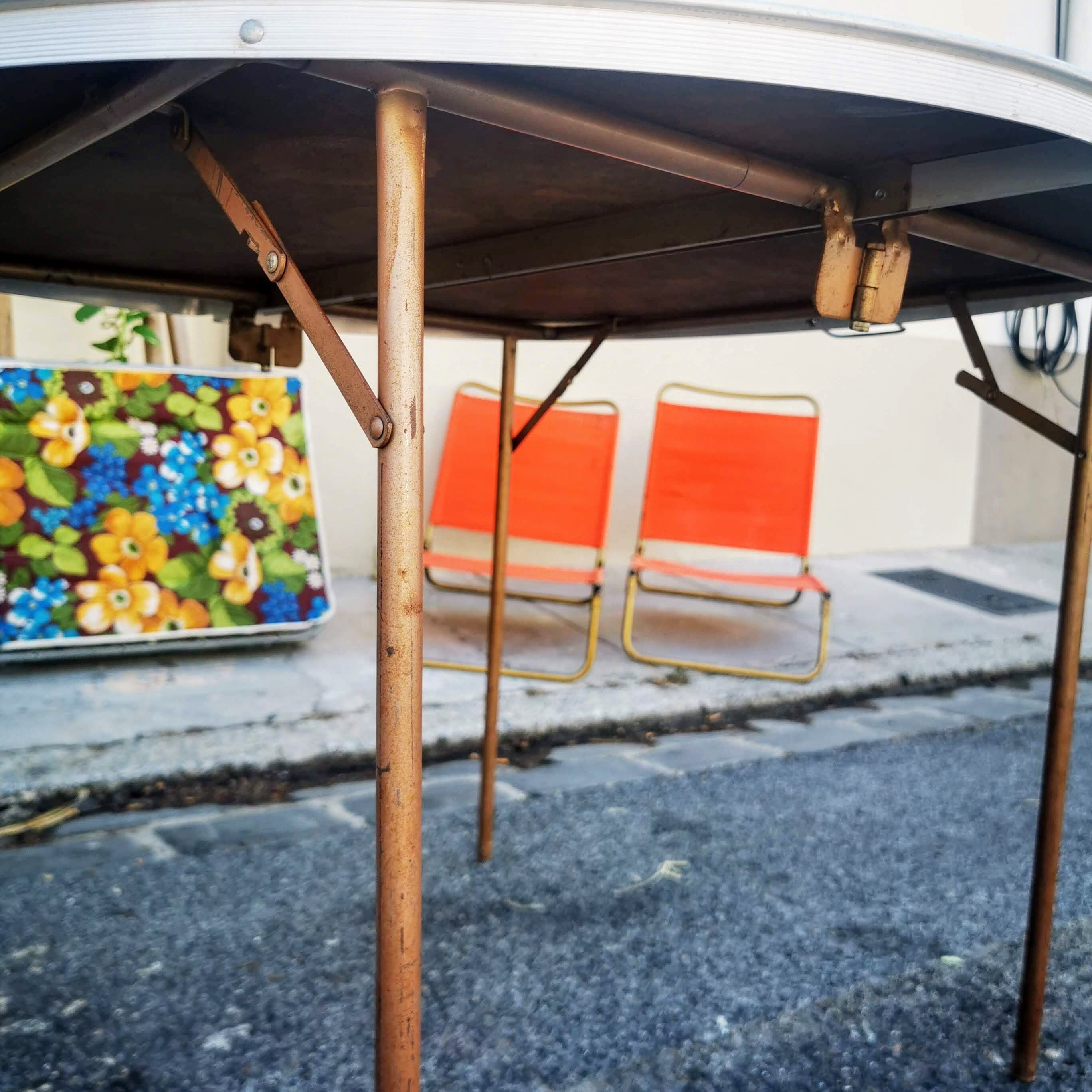 Round camping table