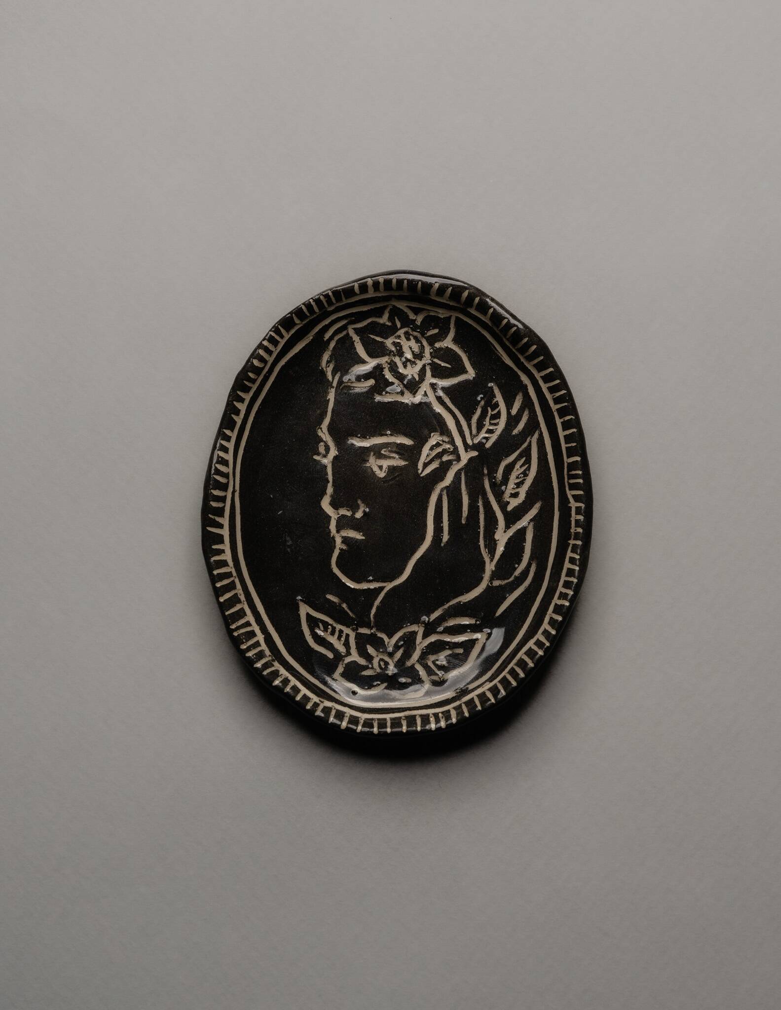 SMALL OVAL CERAMIC POCKET TRAY