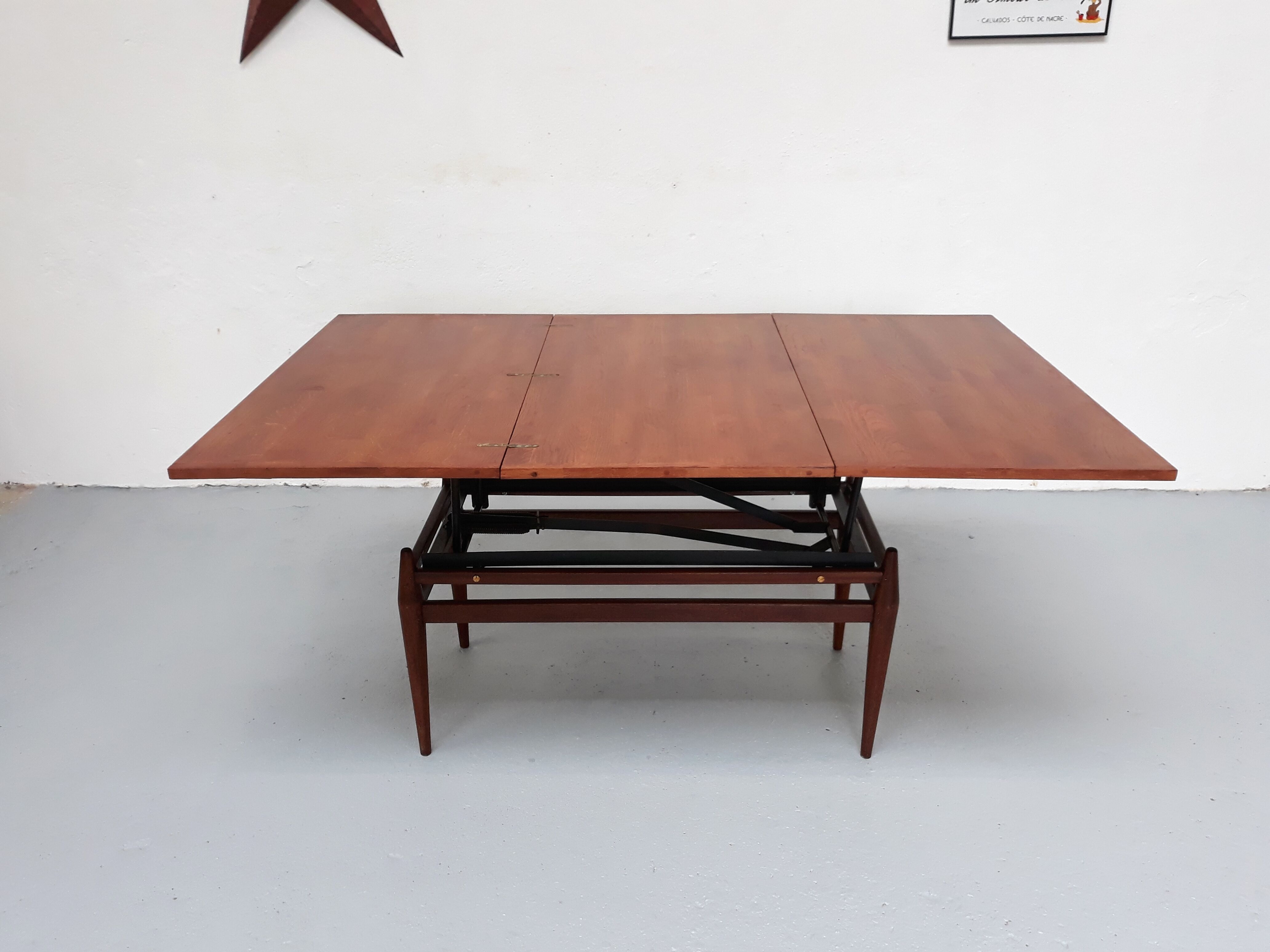 Flexible scandinavian vintage coffee table