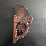 Tablette murale d’angle sculptée