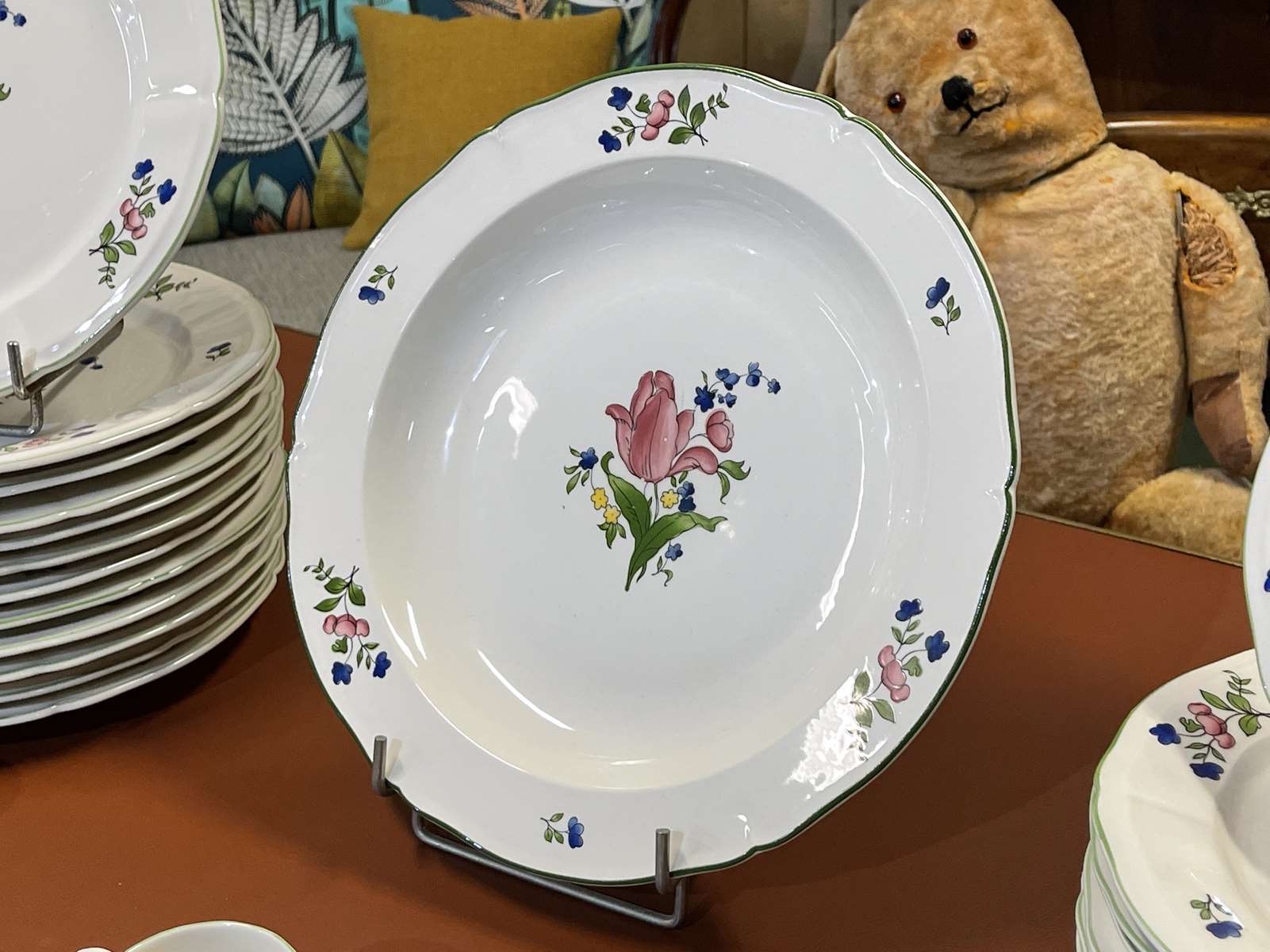 Gien porcelain table service, modern manufacture 31 pieces