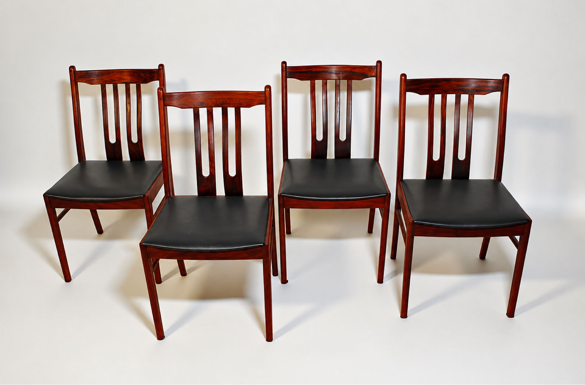 4 rosewood chairs from the 1960s in Scandinavian design.