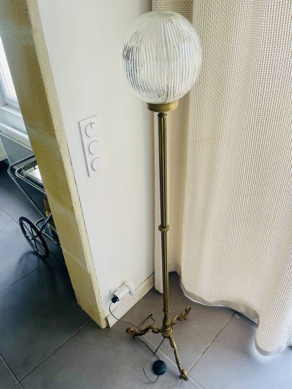 Lampadaire en laiton doré et globe rond en verre