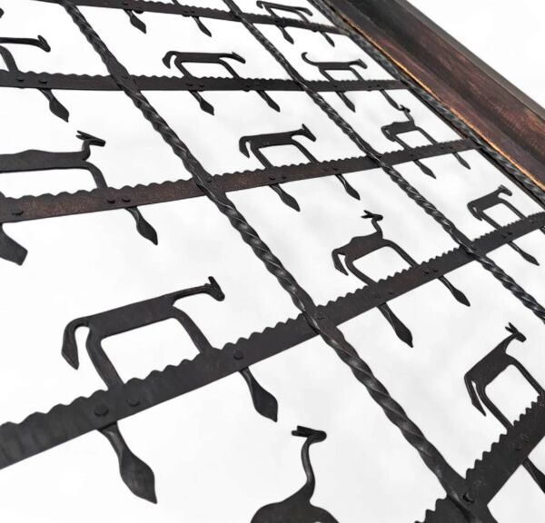 Table basse brutaliste française, fer forgé, berger avec chien et son troupeau, années 1970, plateau en verre transparent