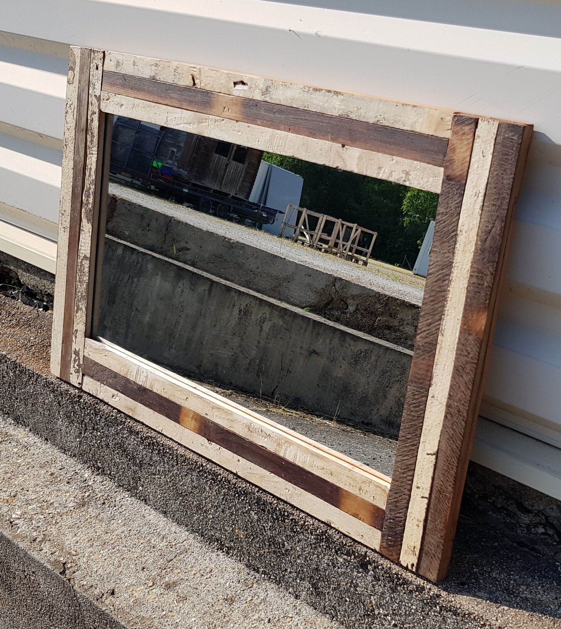 Rectangular mirror in polychrome wood