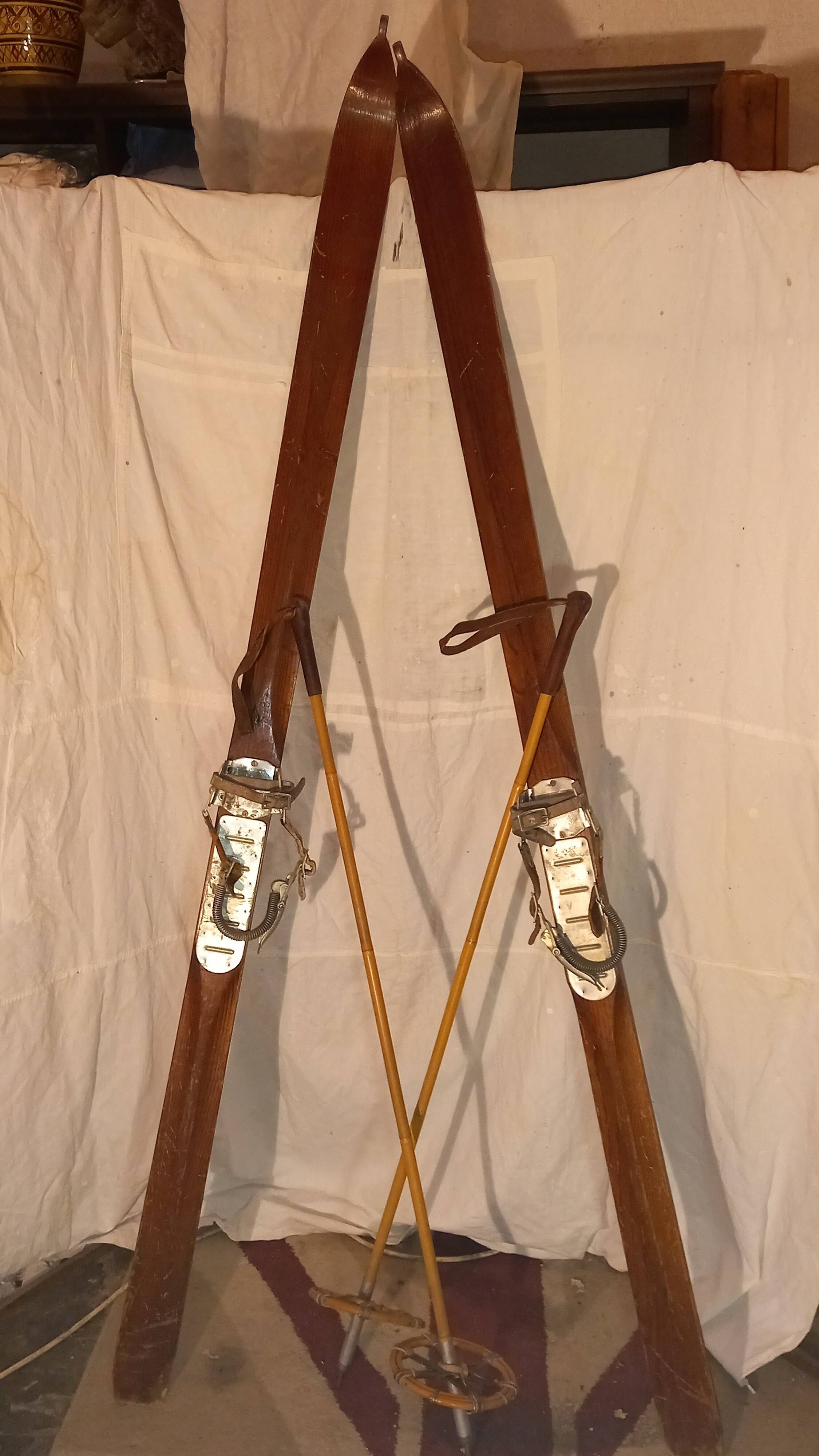 Pair of vintage wooden Skis and their poles + shoes.