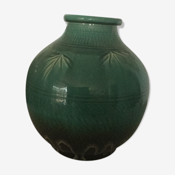 Vase en faïence verte la base à décor flammé noir