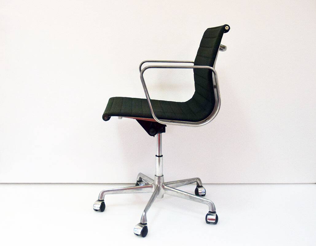 Chaise de bureau Charles & Ray Eames mod. EA117 production ICF, années 1970