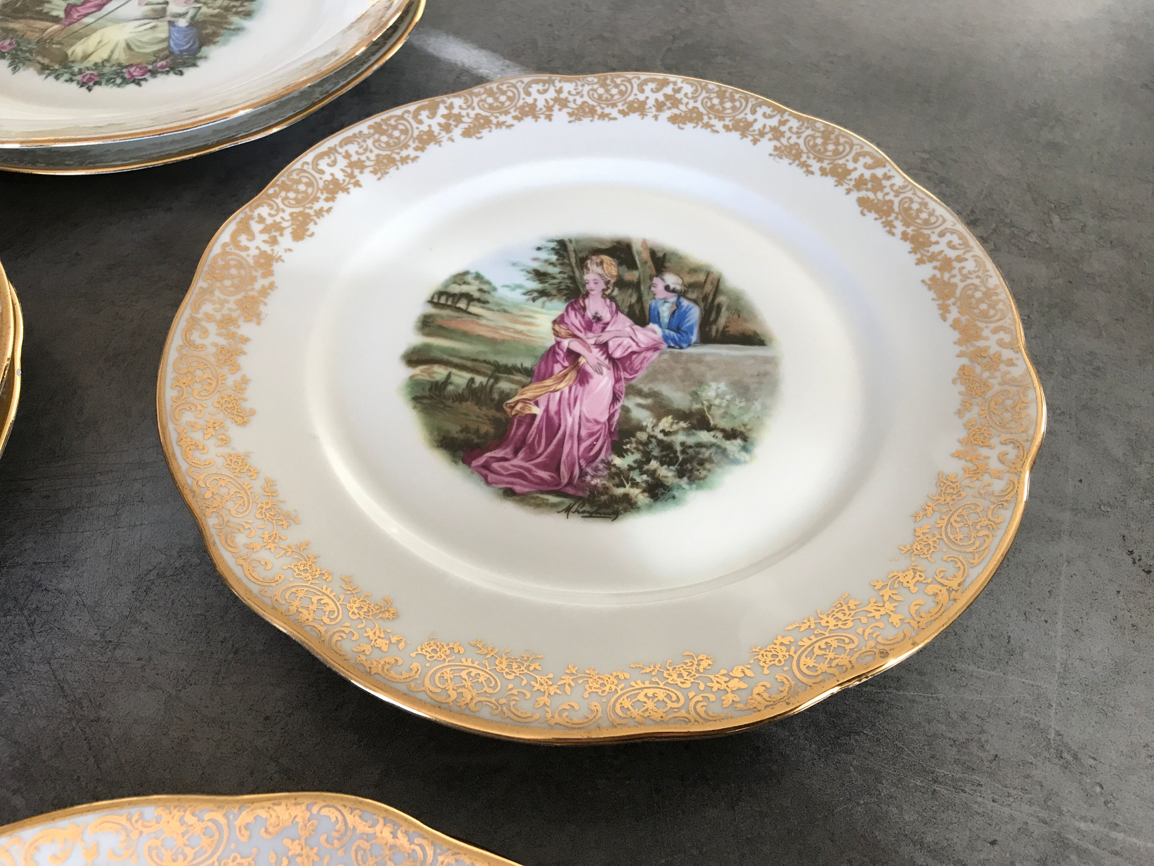 Lot of 8 plates plates pasta and enamels of limoges, decoration of gallant scenes 24.5 cm