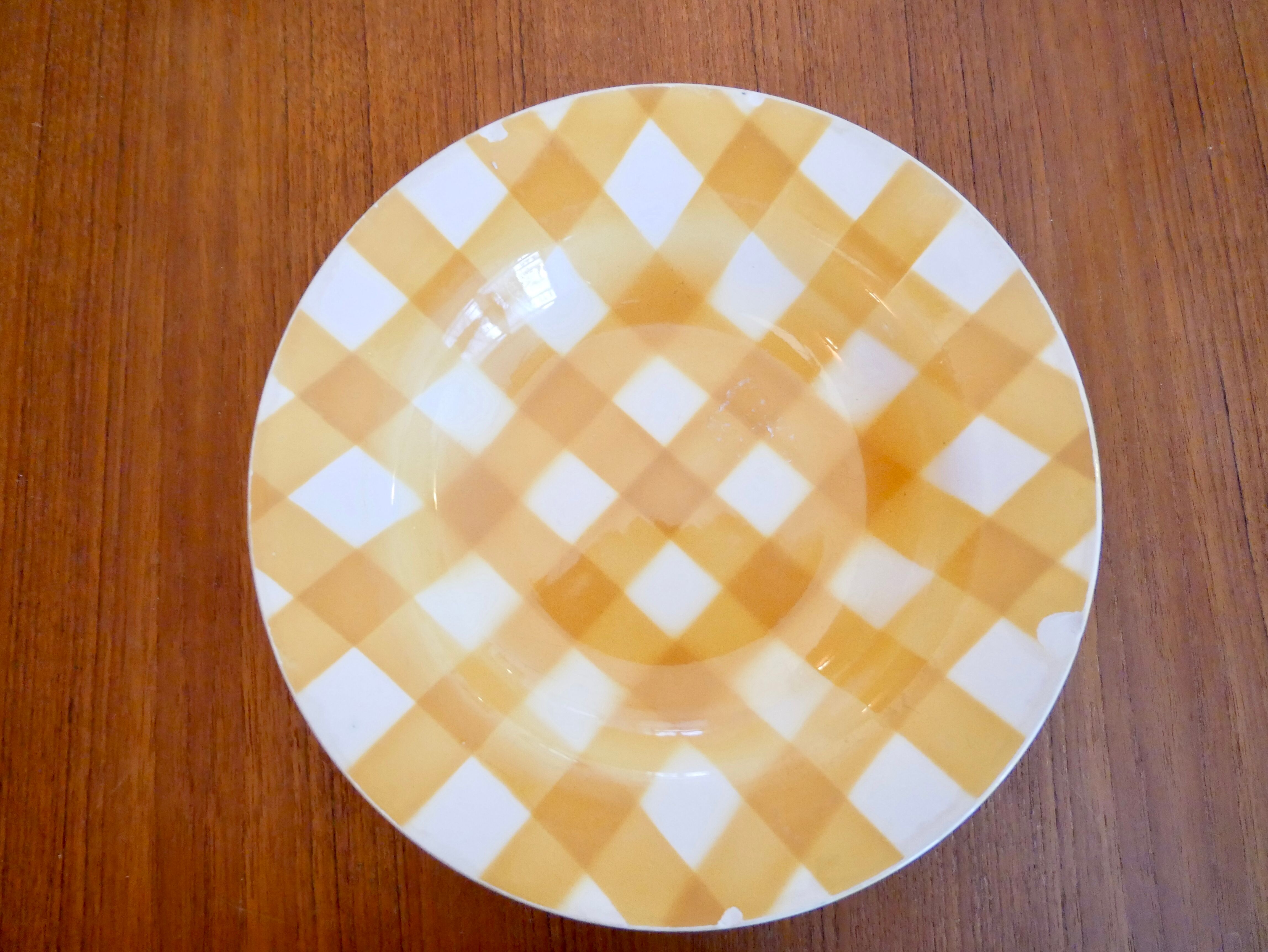 6 hollow plates with yellow and white checkered
