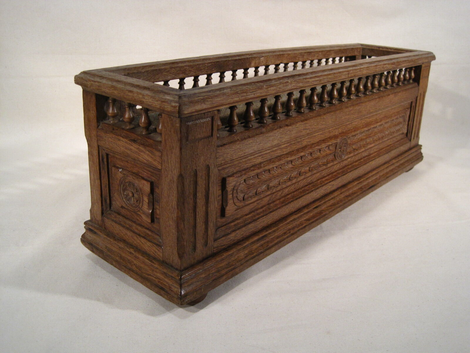 Old planter planter outside wooden box around 1900