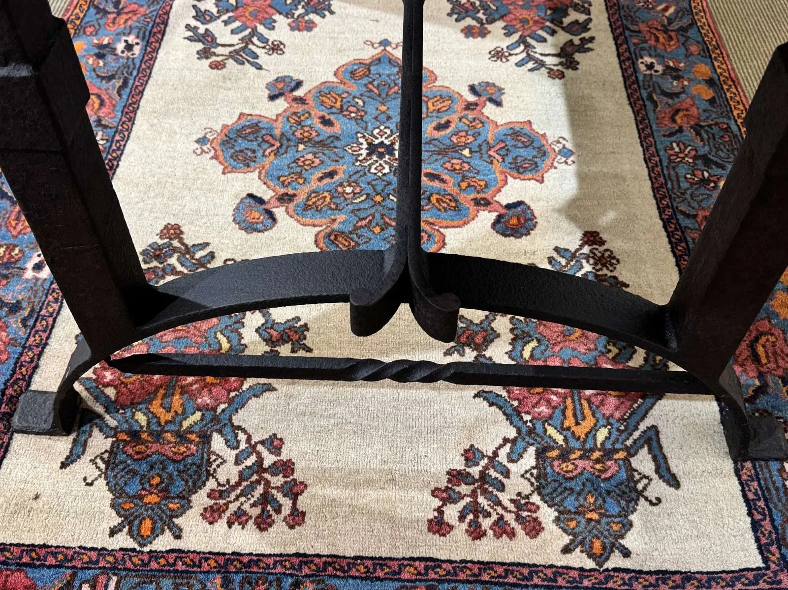 Table en marbre et piétement fonte