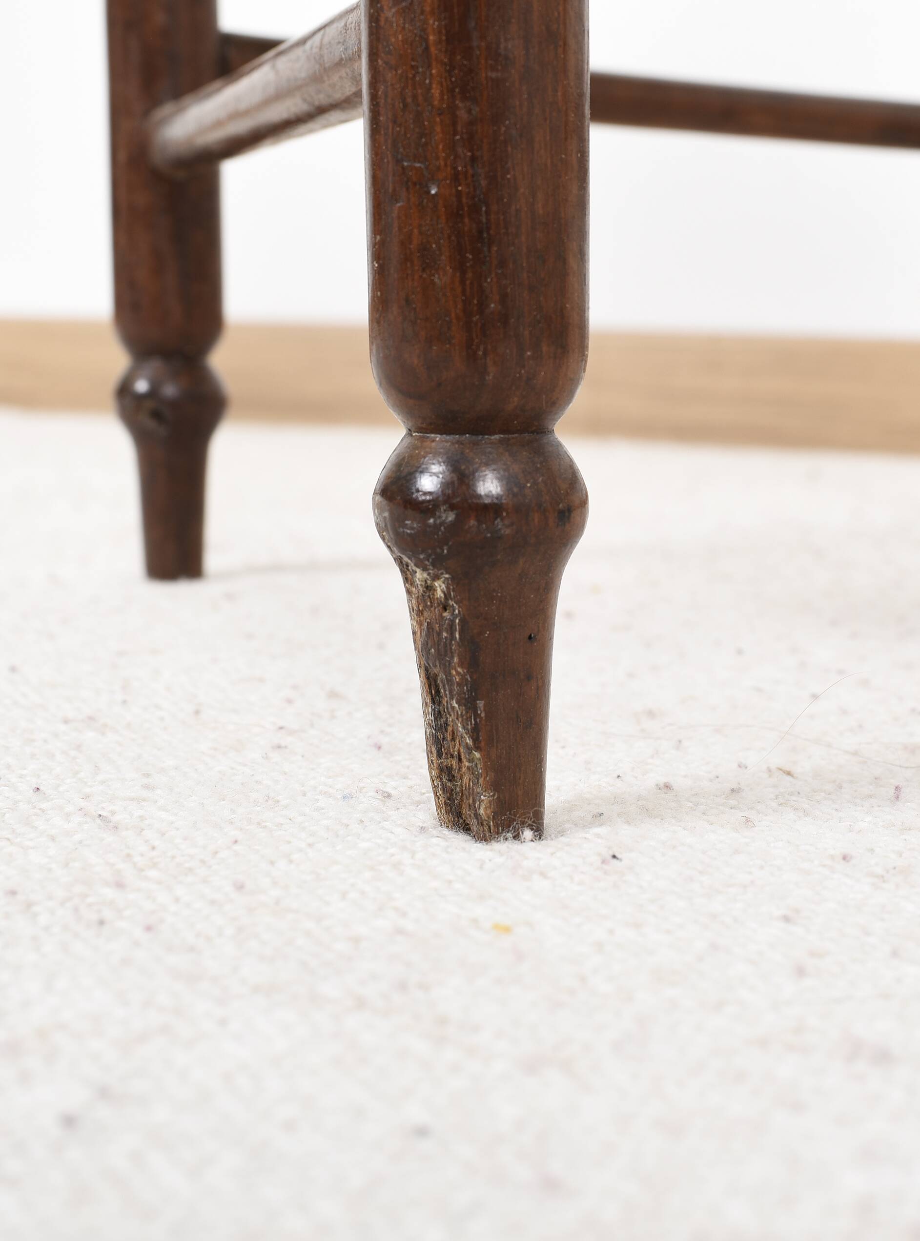 3 wooden and straw chairs, decorated with a sheaf of wheat.