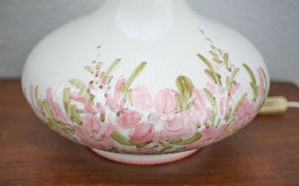 Large lampe en terre cuite glaçurée à décor de fleurs, céramique signée Maithé