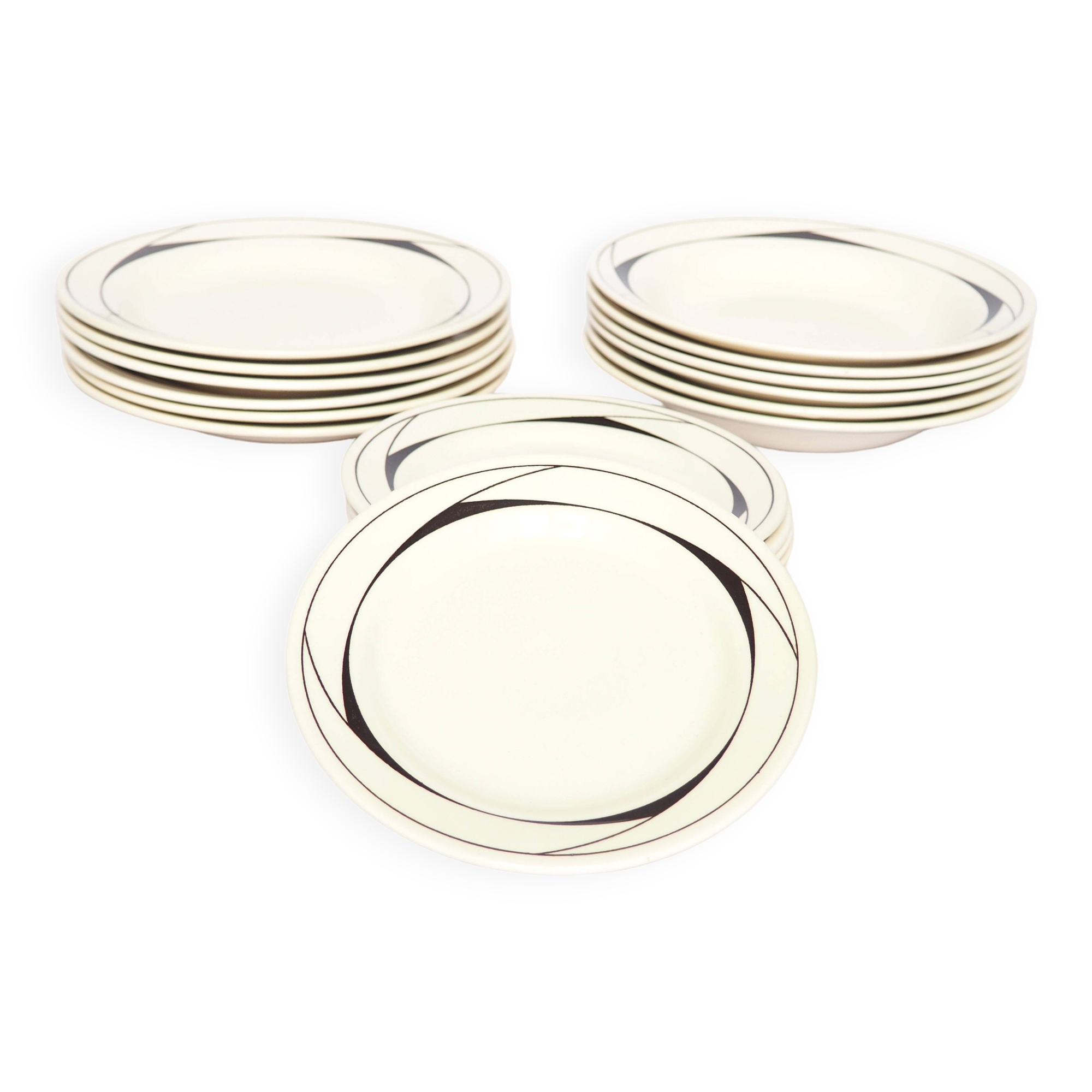 Lot 18 assiettes plates, creuses et dessert 1980