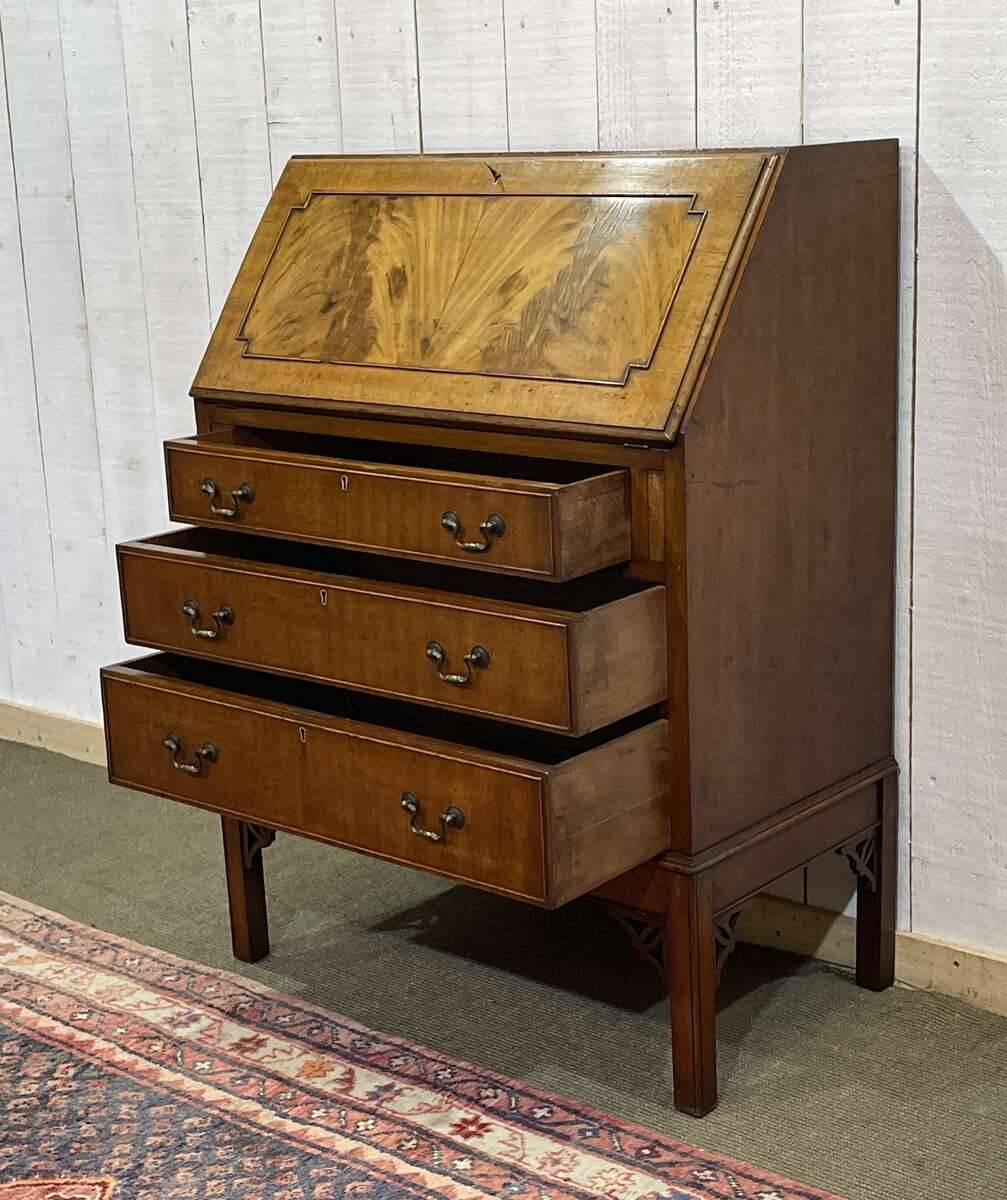 Bureau dos d'âne anglais en acajou des années 1930