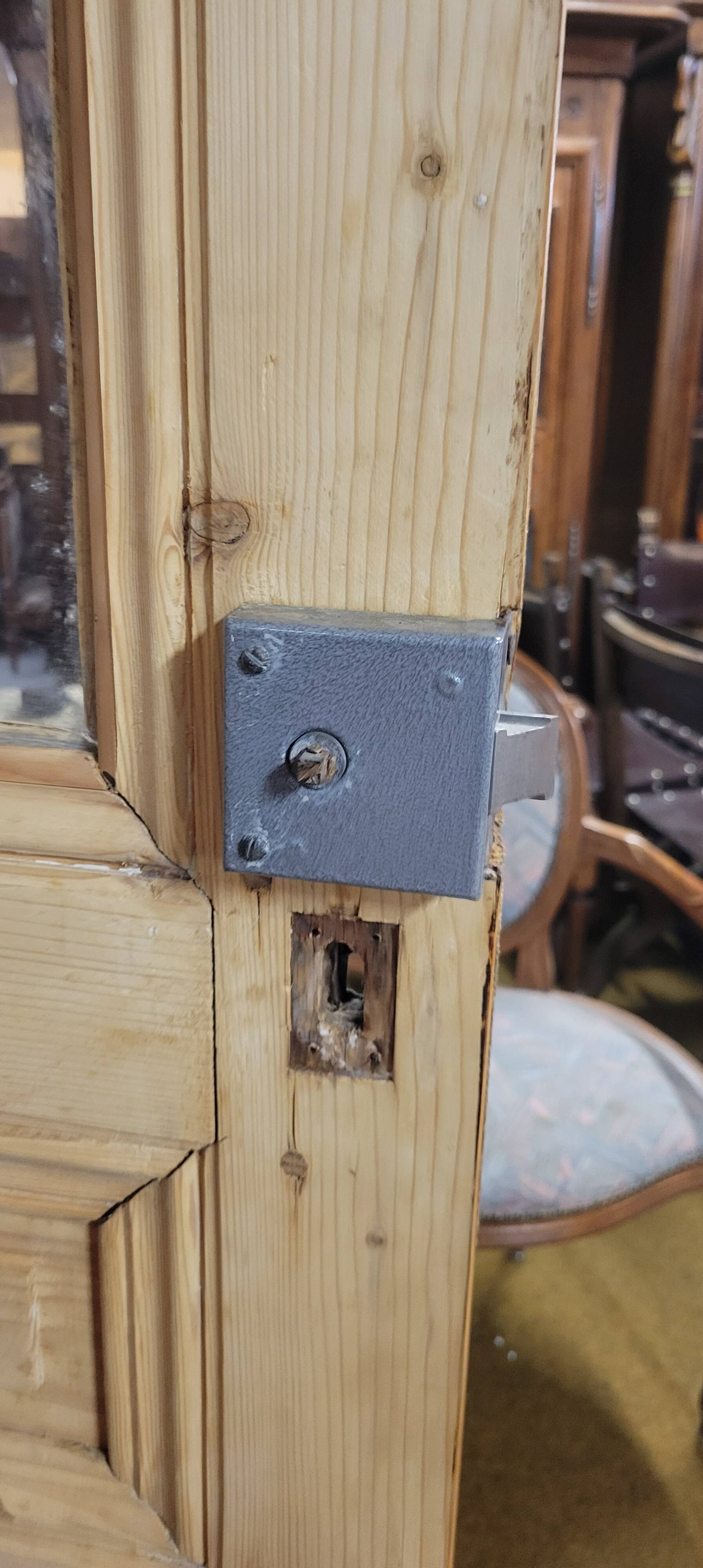 Monumental library of pine wood, from the 19th century.