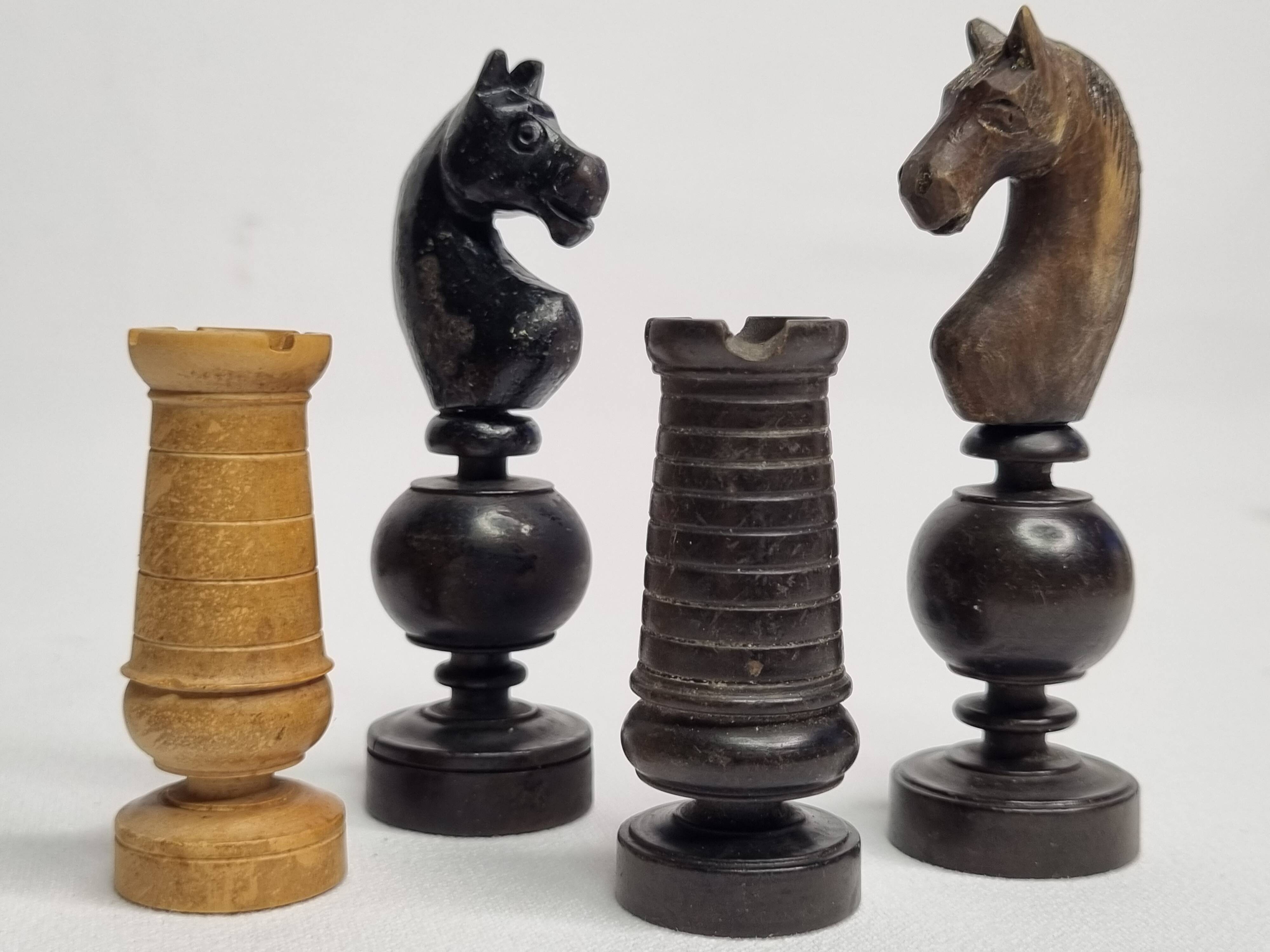 Vintage chess set, late 19th - early 20th century, in carved turned wood, 9 cm
