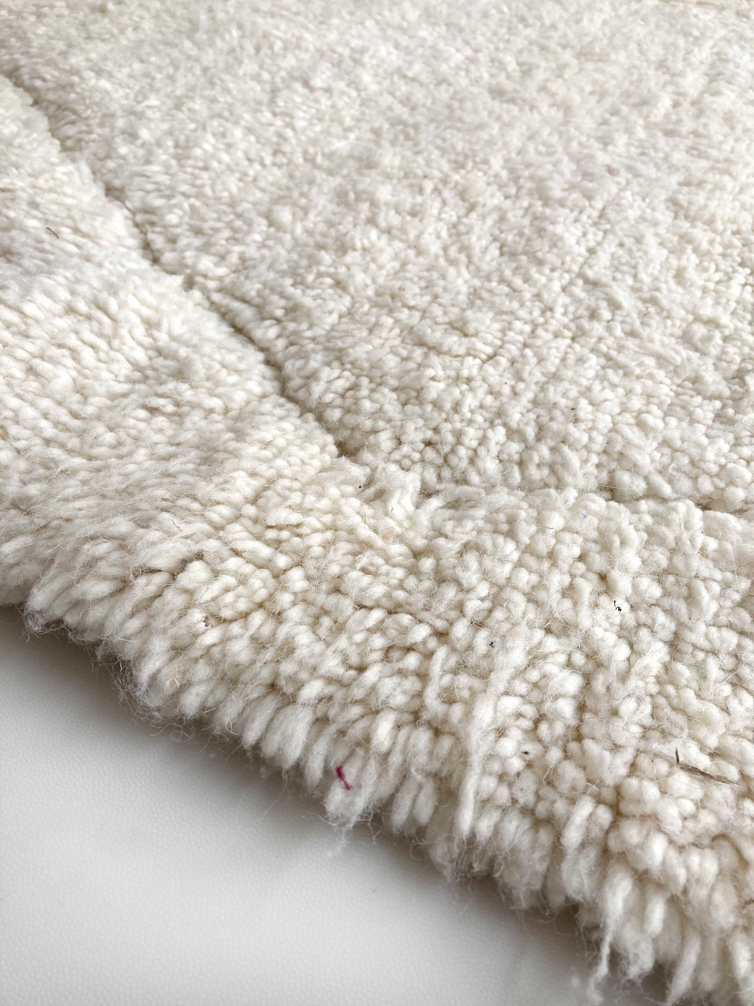 Moroccan Berber carpet Beni ouarain ecru plain with engraved diamonds 285x200cm