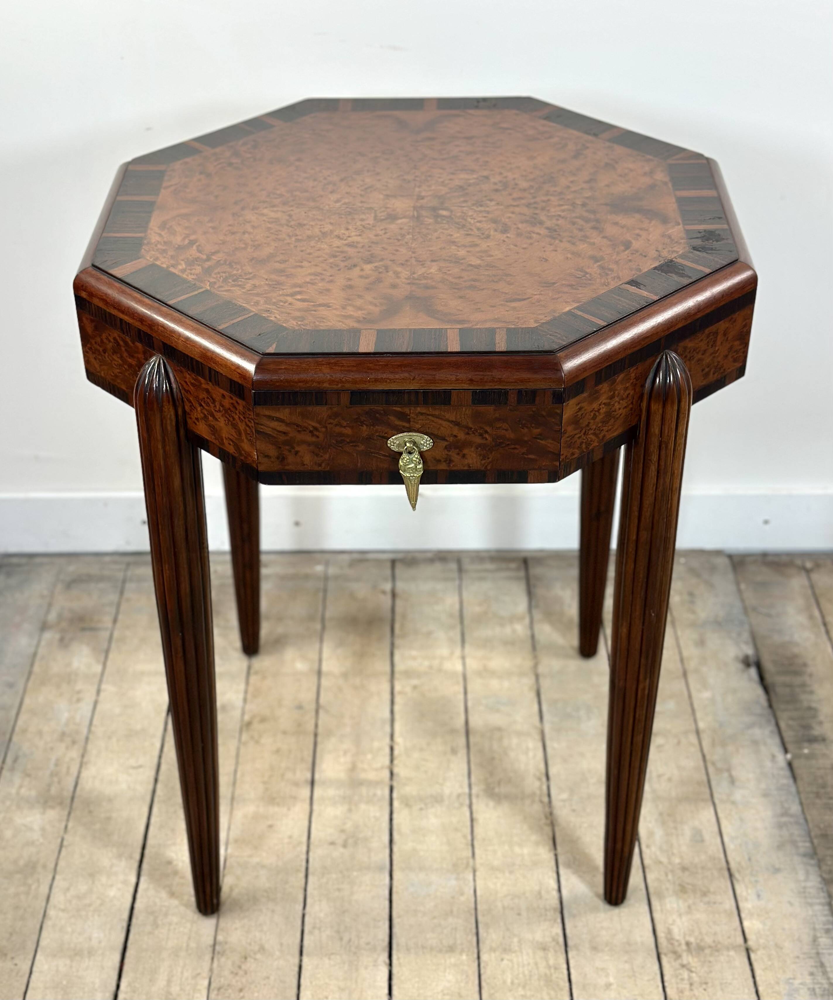 Art Deco gueridon in walnut burl marquetry, 1930.
