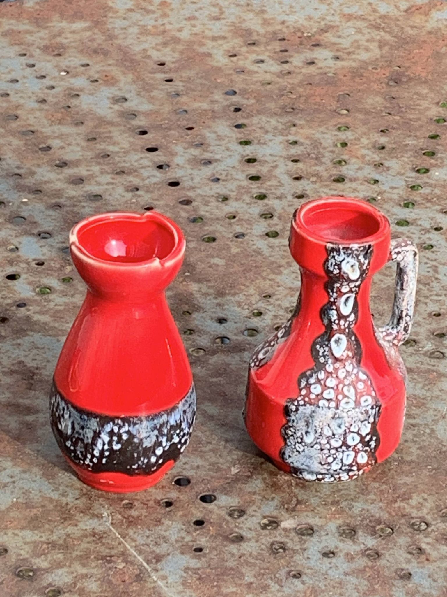 Set of two vases, soliflores in designer red and gray enameled ceramic, Vallauris style