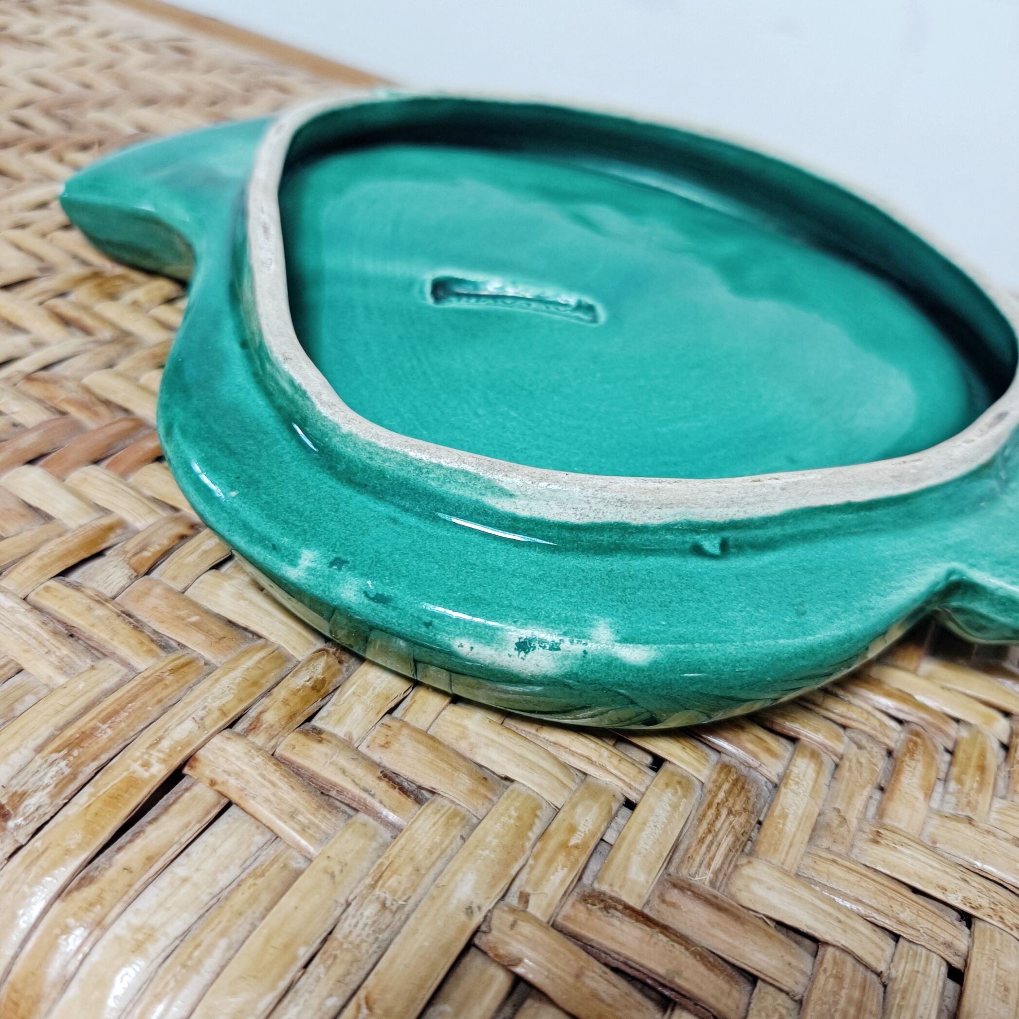 Vallauris green leaf bowl, empty pocket
