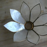 Lustre laiton et fleurs en pétales de nacre