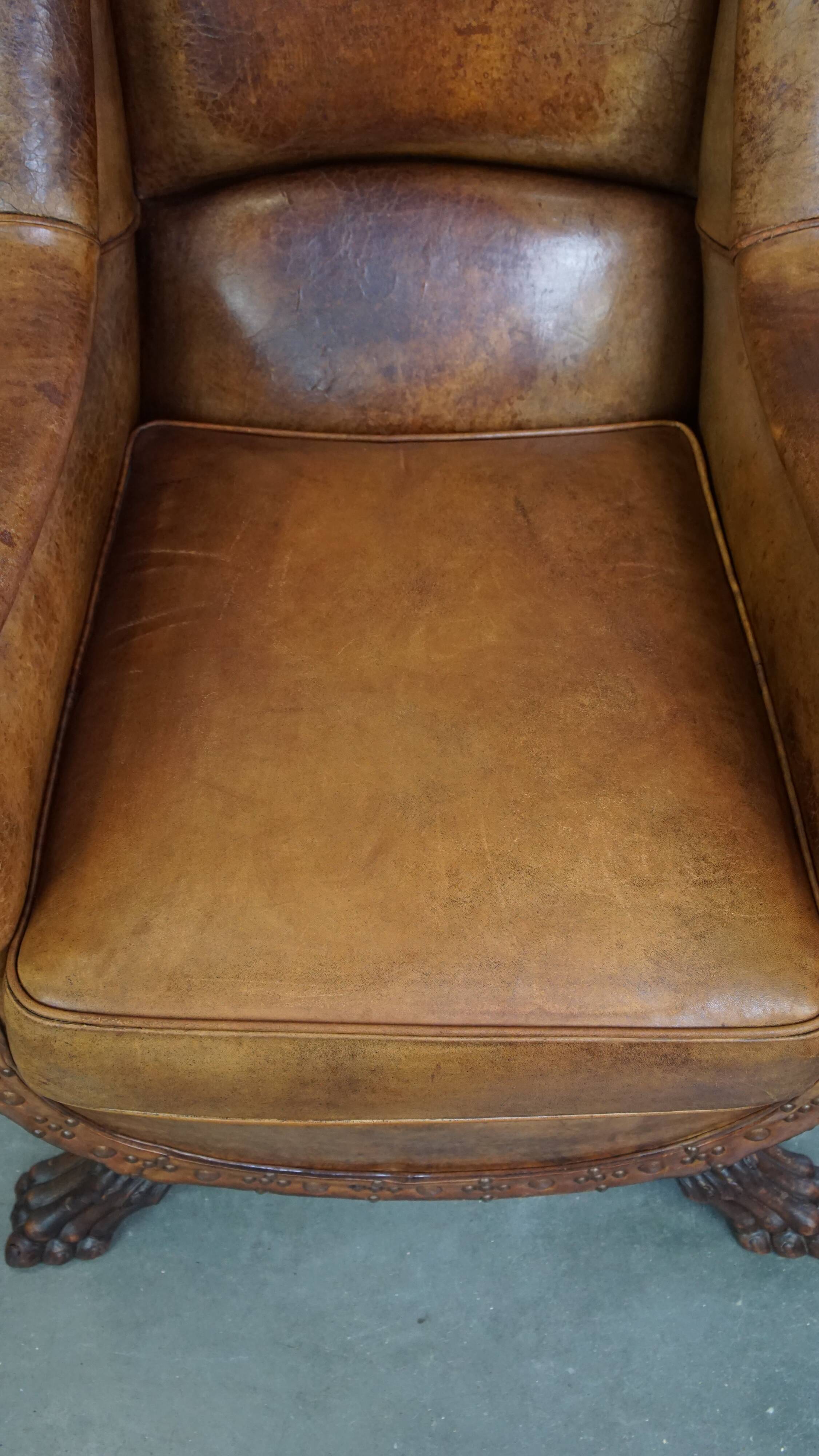 Fauteuil en cuir de mouton antique caractéristique avec de beaux détails et un design unique