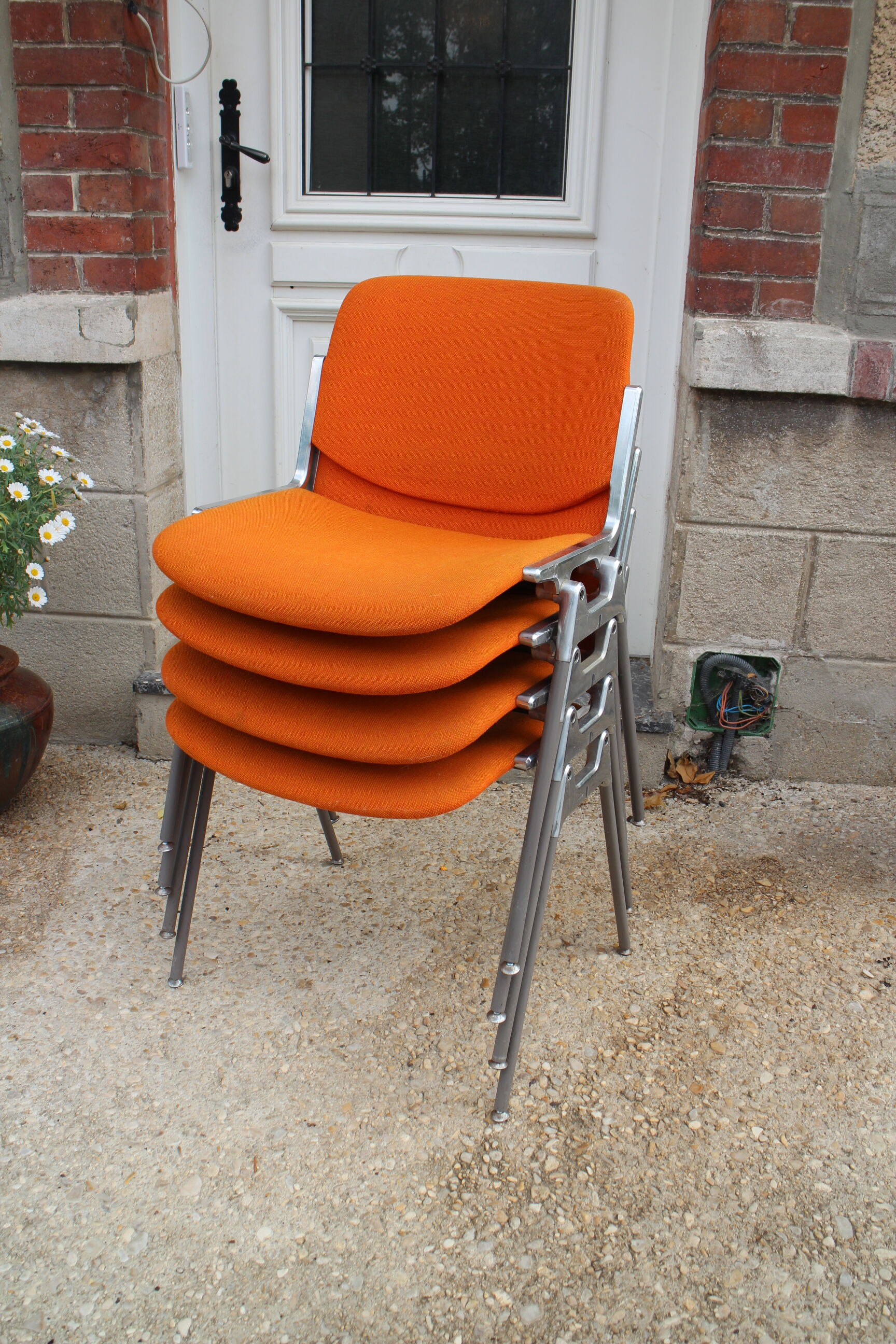 4 chaises DSC 106 Giancarlo Piretti Castelli