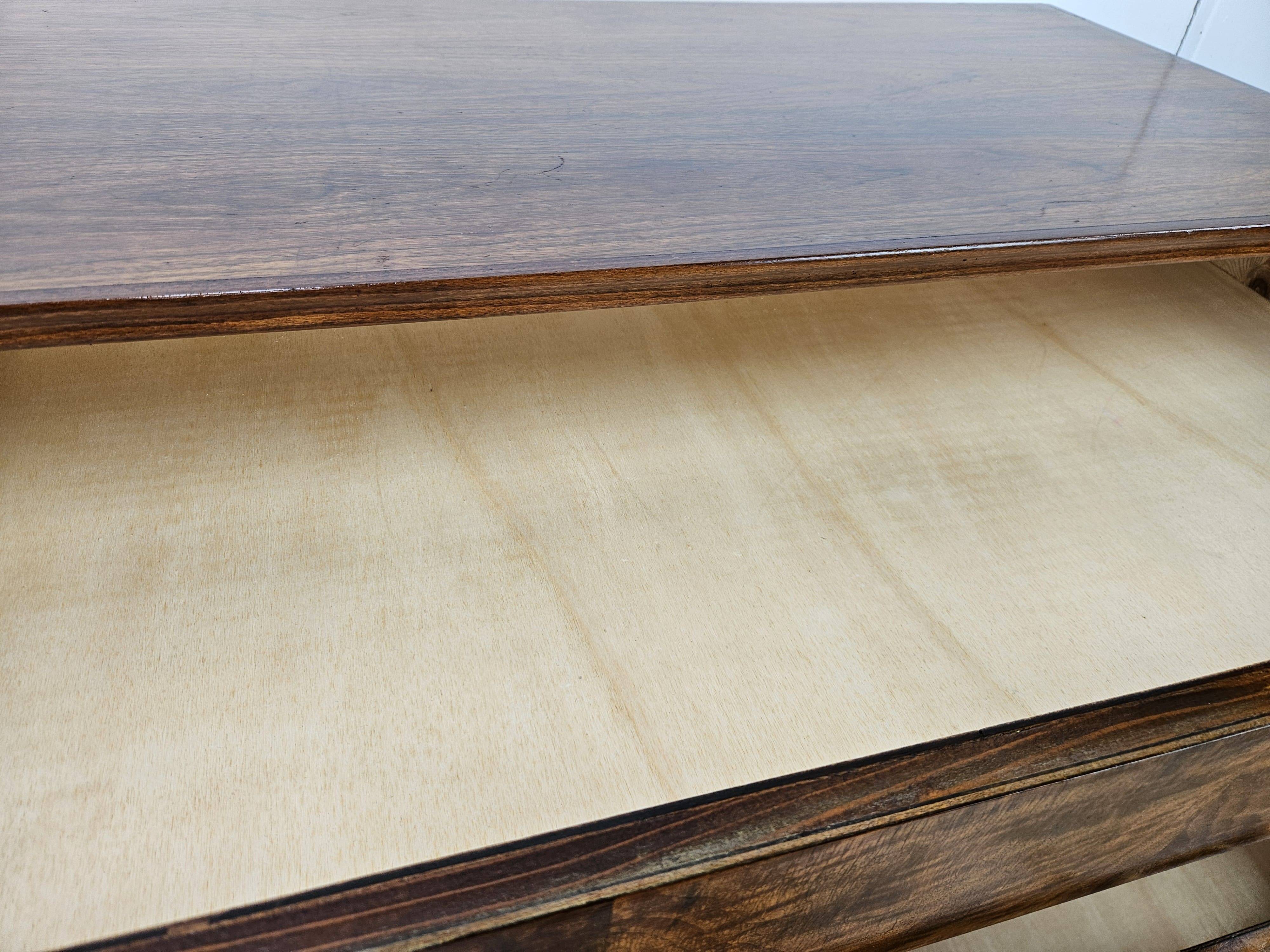 Art Decò chest of drawers in walnut burl with four drawers