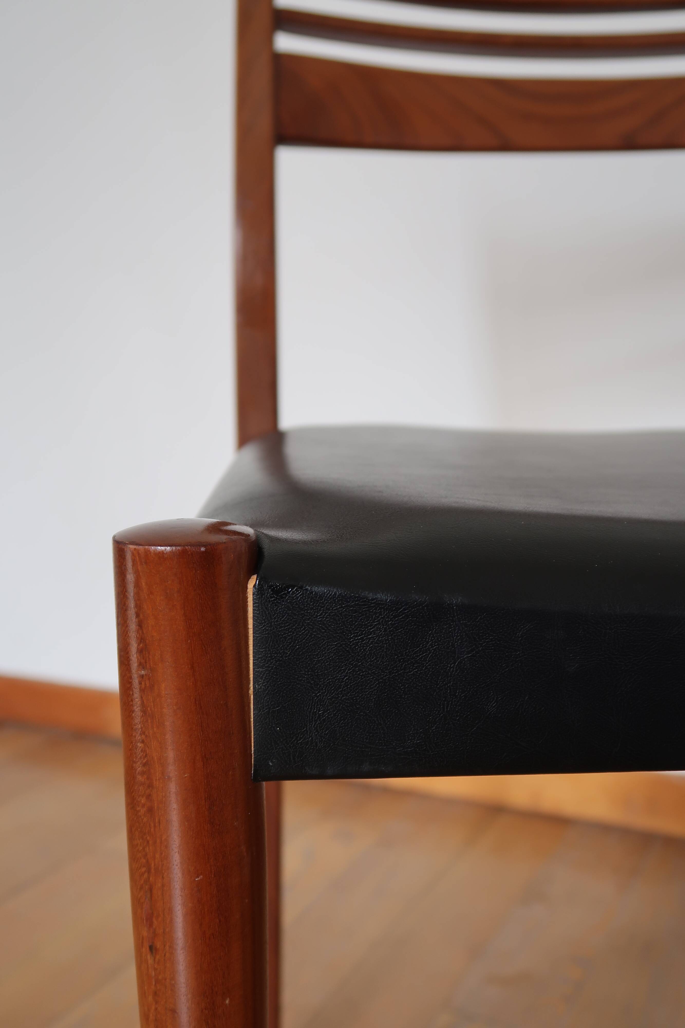 Pair of Scandinavian chairs skaï/teak