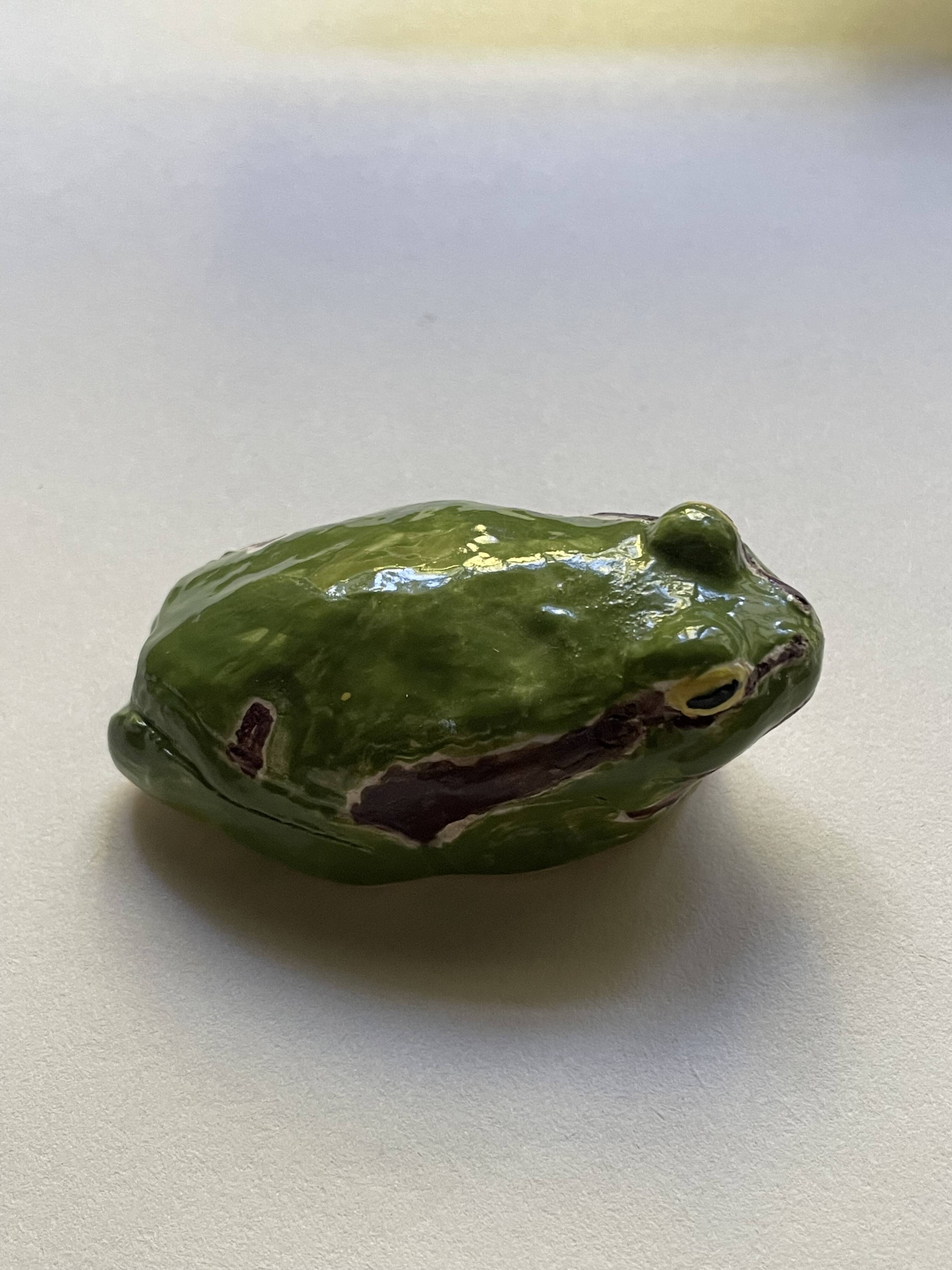Grenouille en faïence émaillée