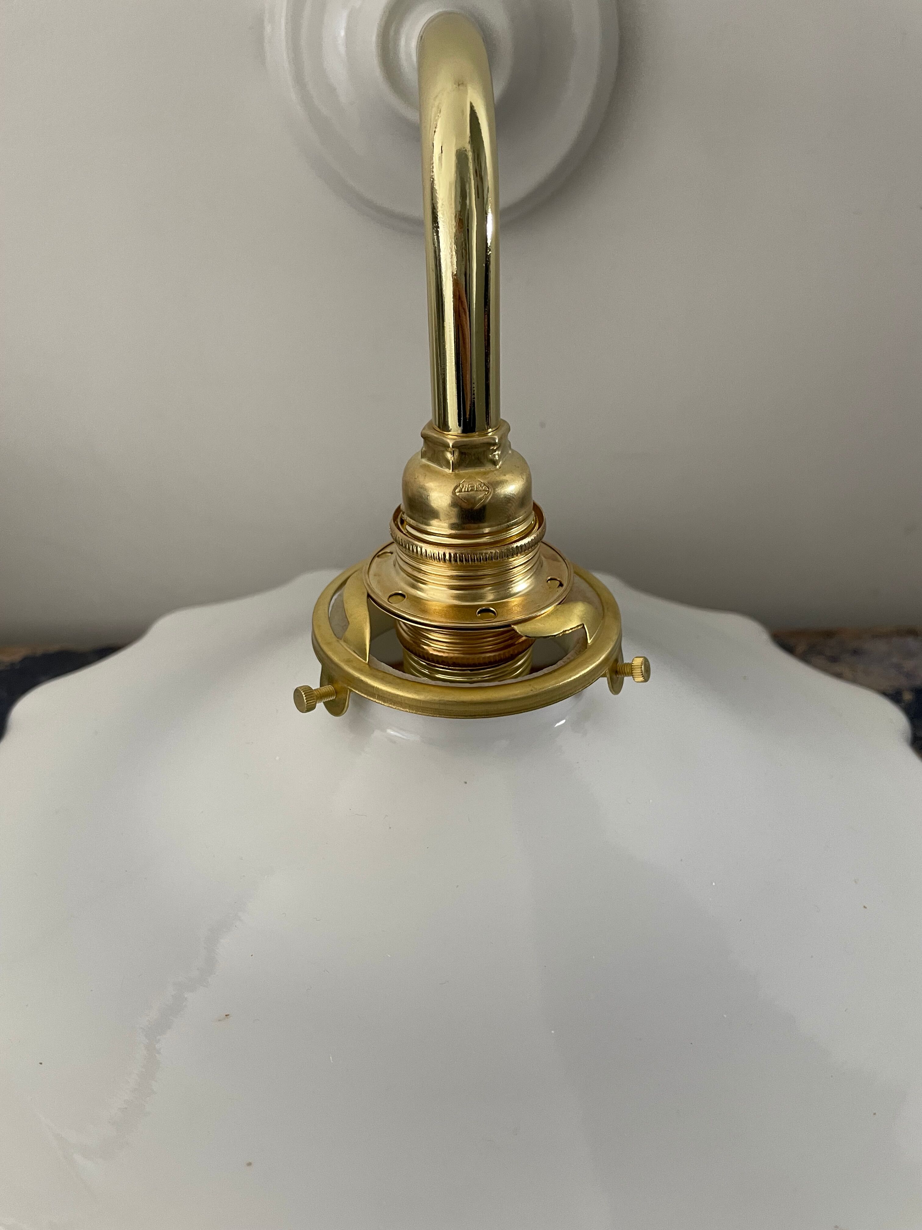 Applique vintage en opaline blanche
