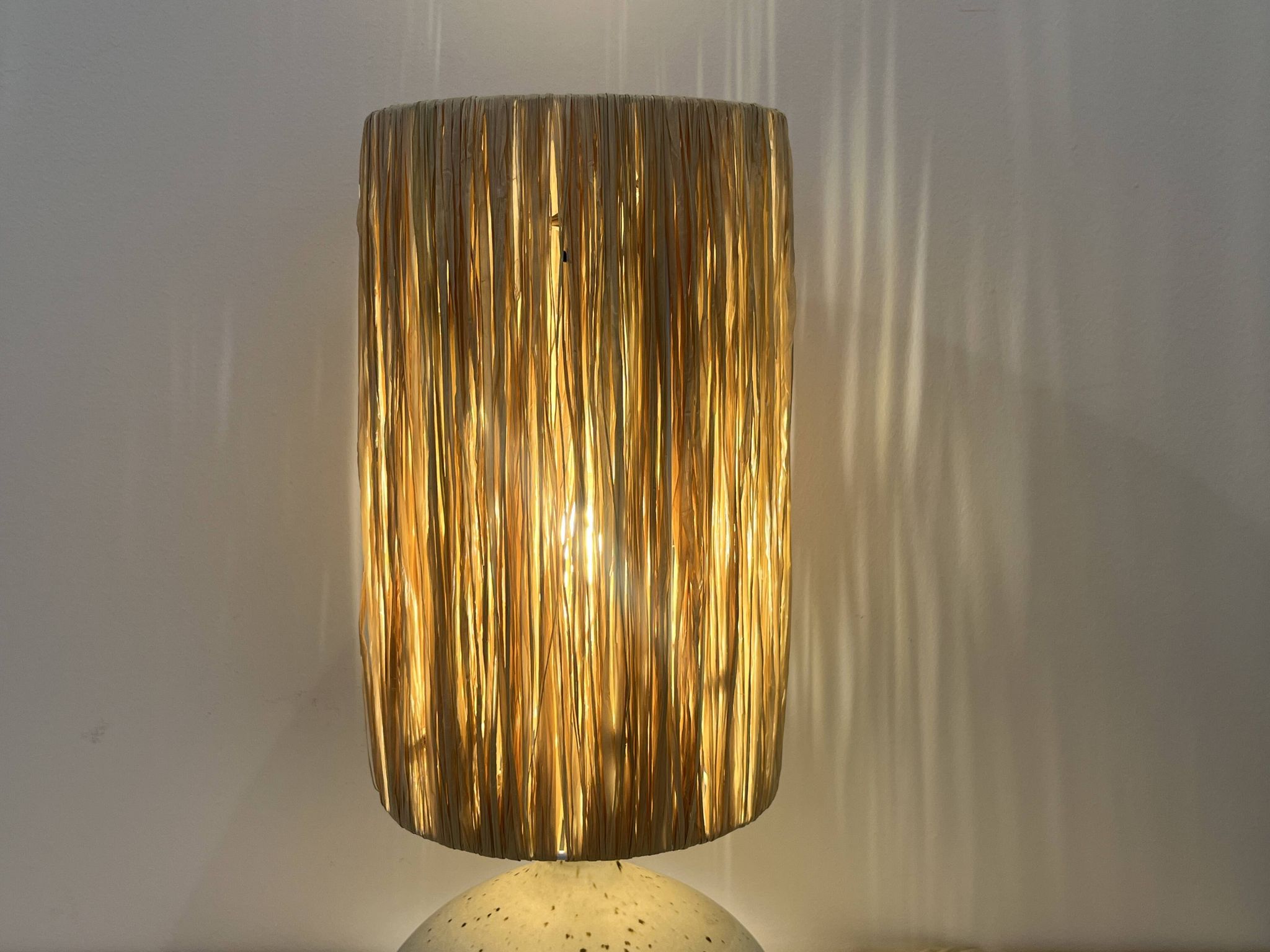 Pied de Lampe vintage en grès céramique beige gris abat-jour en raphia 1970
