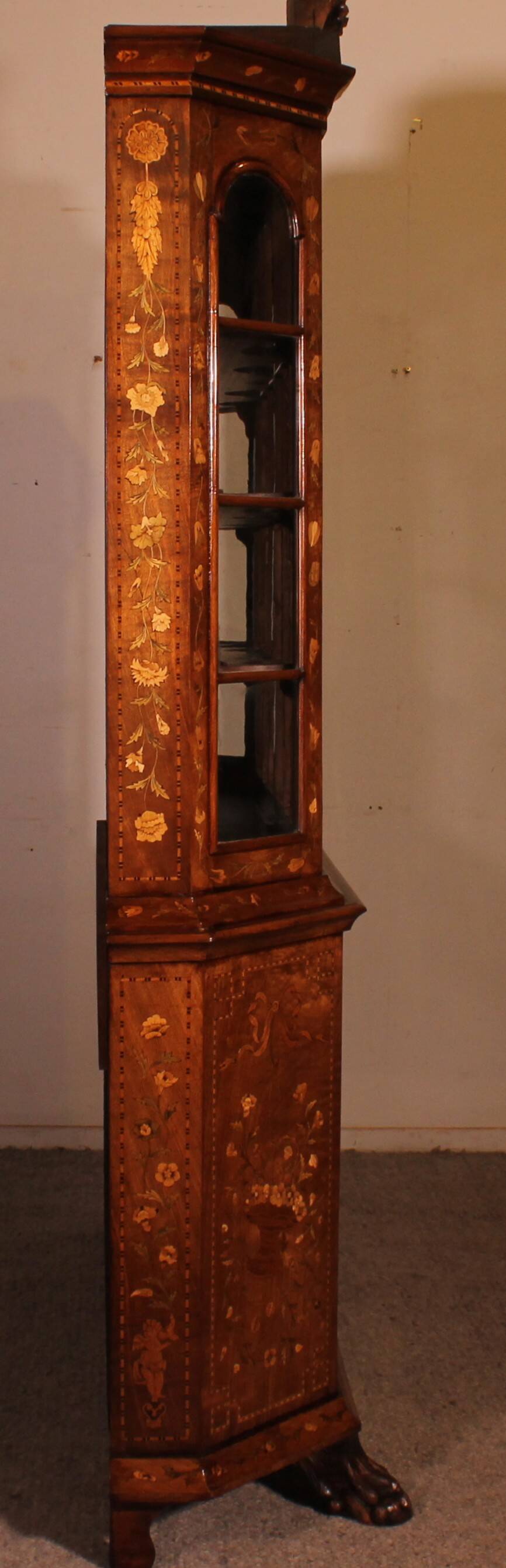 Vitrine hollandaise en marqueterie circa 1800