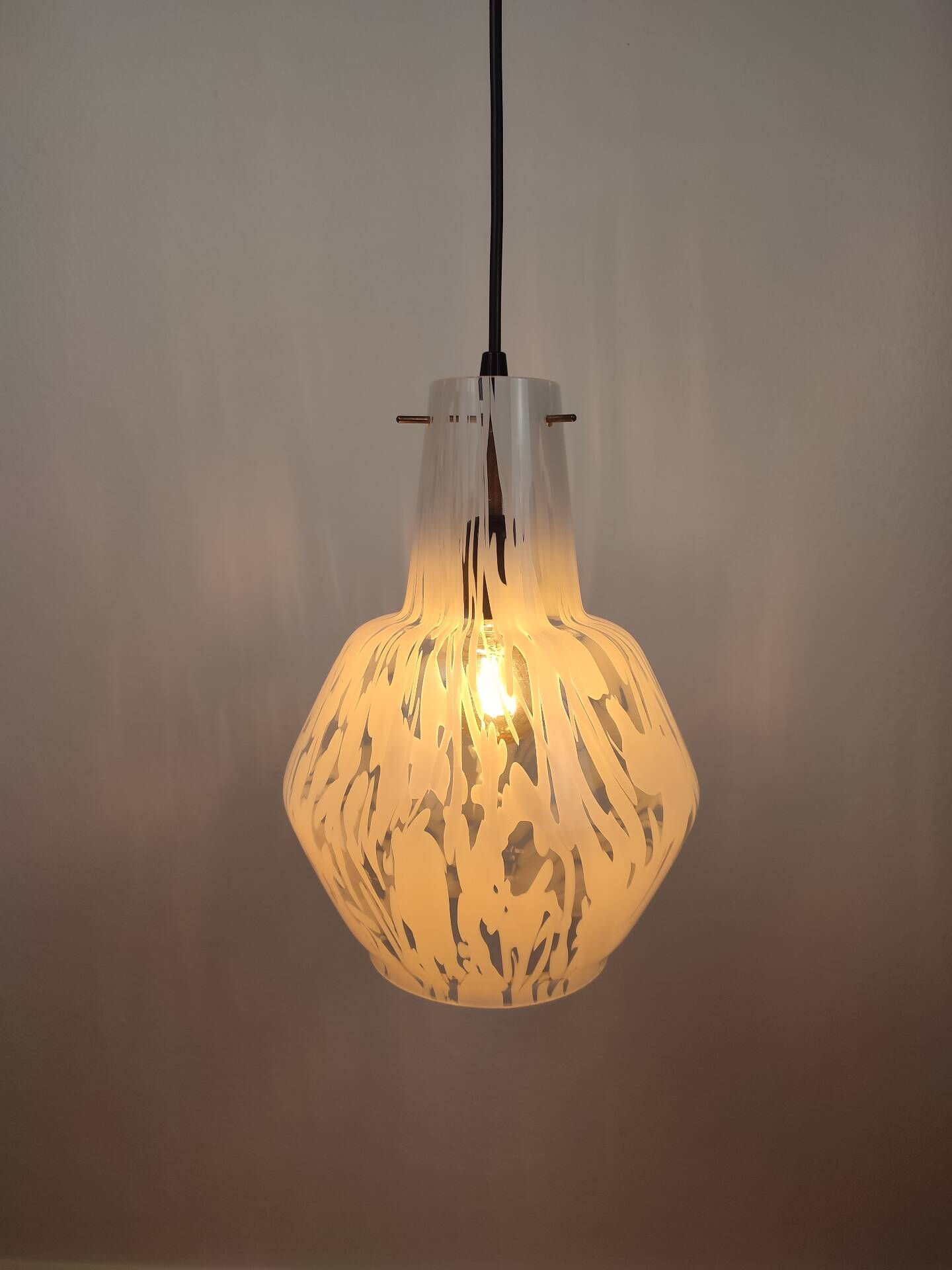 Vintage Italian suspension in Murano glass with a marbled effect.