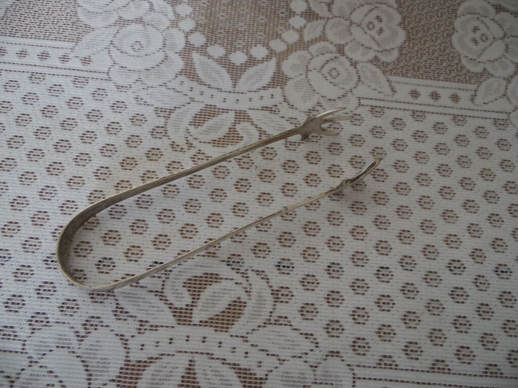 Silver-plated crow's feet claw