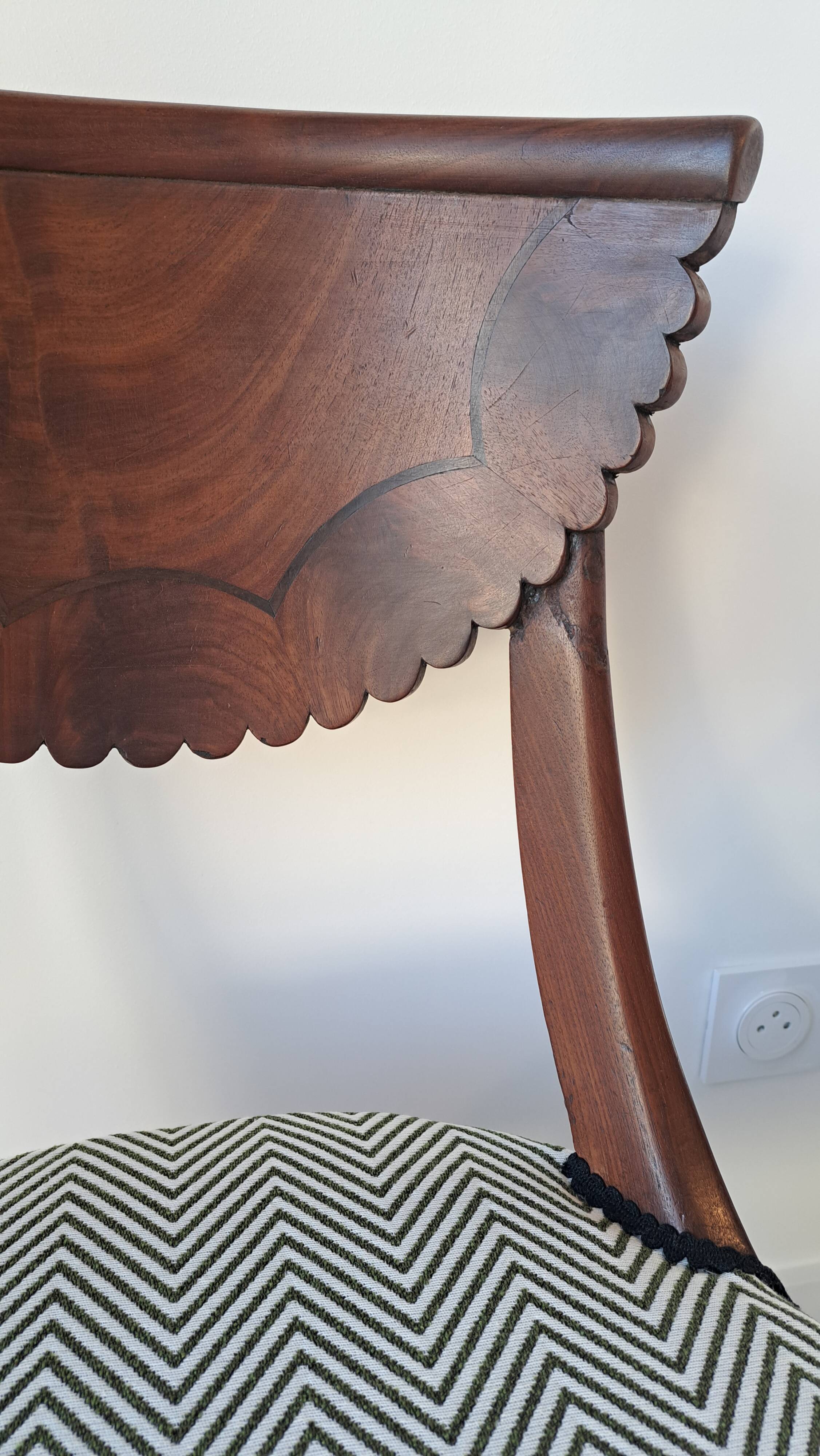 Pair of mahogany gondola chairs – Empire style – 20th century, restored