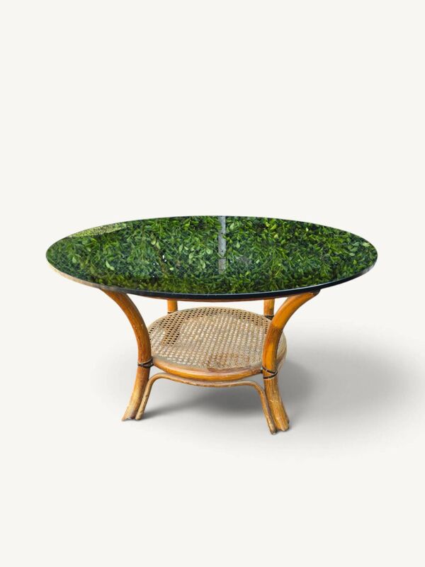 Table basse ronde en rotin, cannage et verre bleu fumé – années 1970