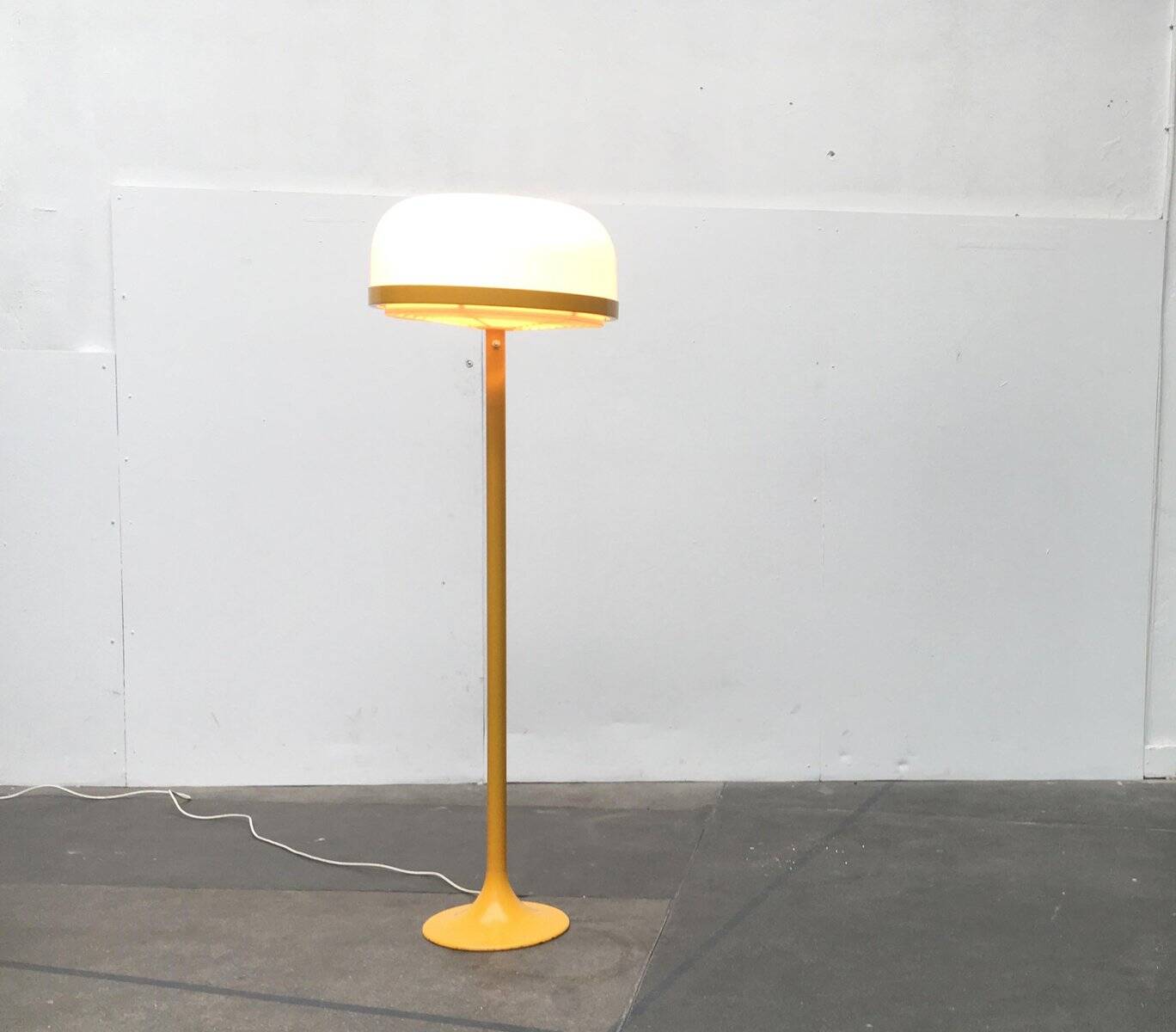 Lampe sur pied champignon de l'ère spatiale allemande du milieu du siècle de Kaiser Idell / Kaiser Leuchten