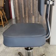 Chaise de bureau pivotante style Roneo simili cuir skaï gris chrome vintage