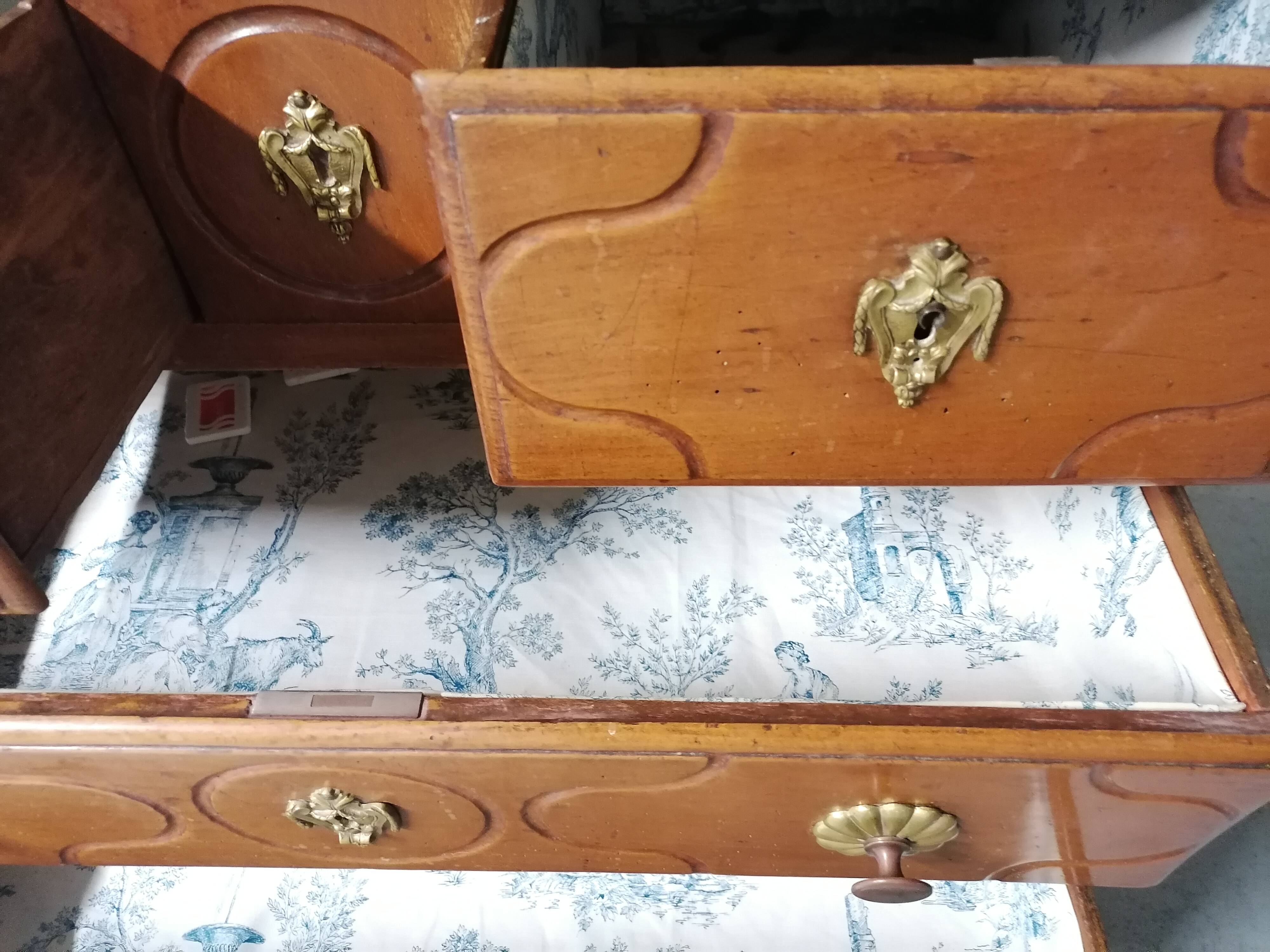 Small Parisian Louis XV chest of drawers in walnut/cherry – 18th century