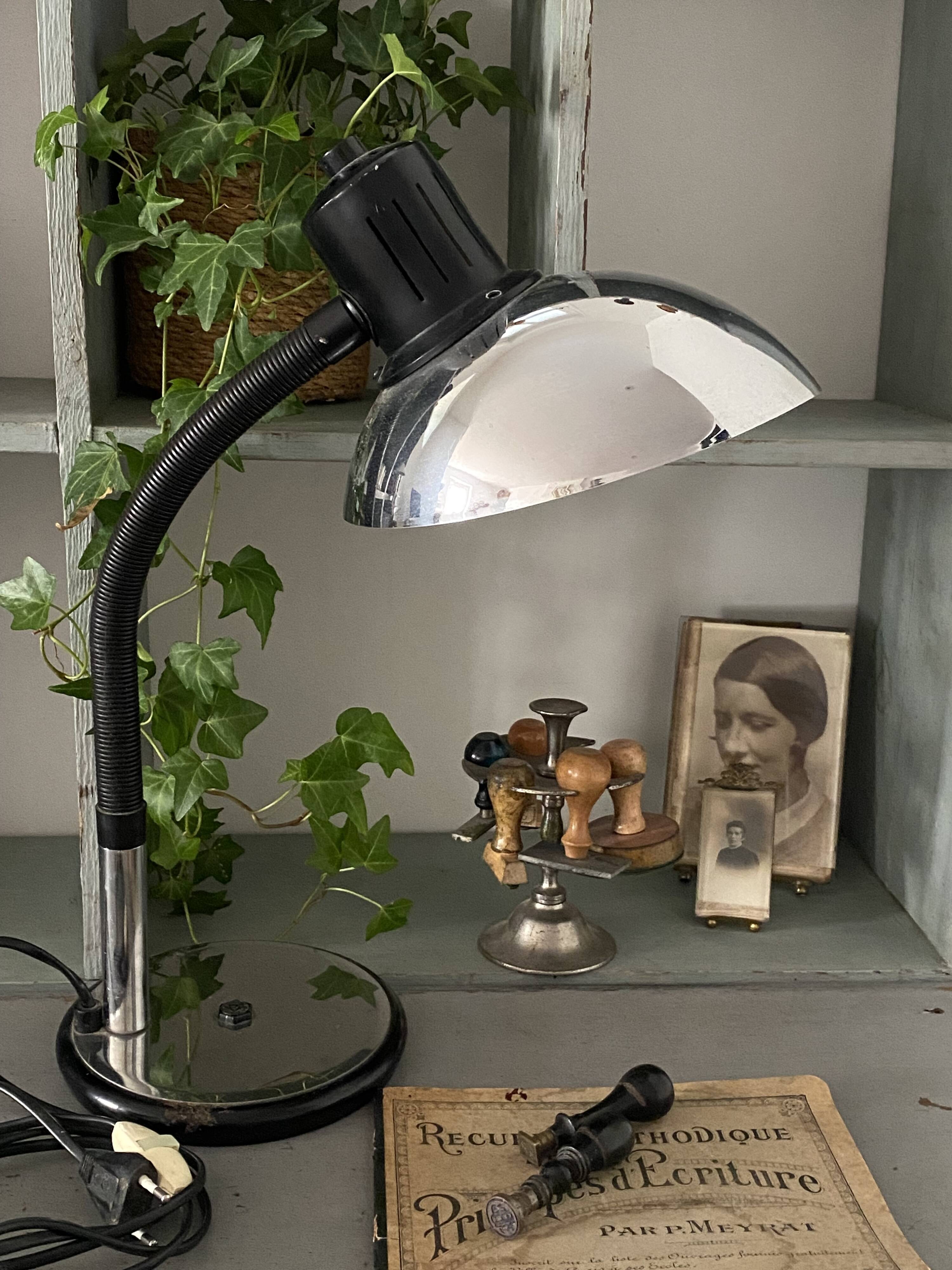 Articulated desk lamp