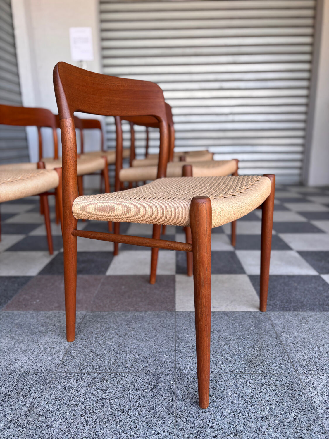 Série de 8 chaises Møller 75