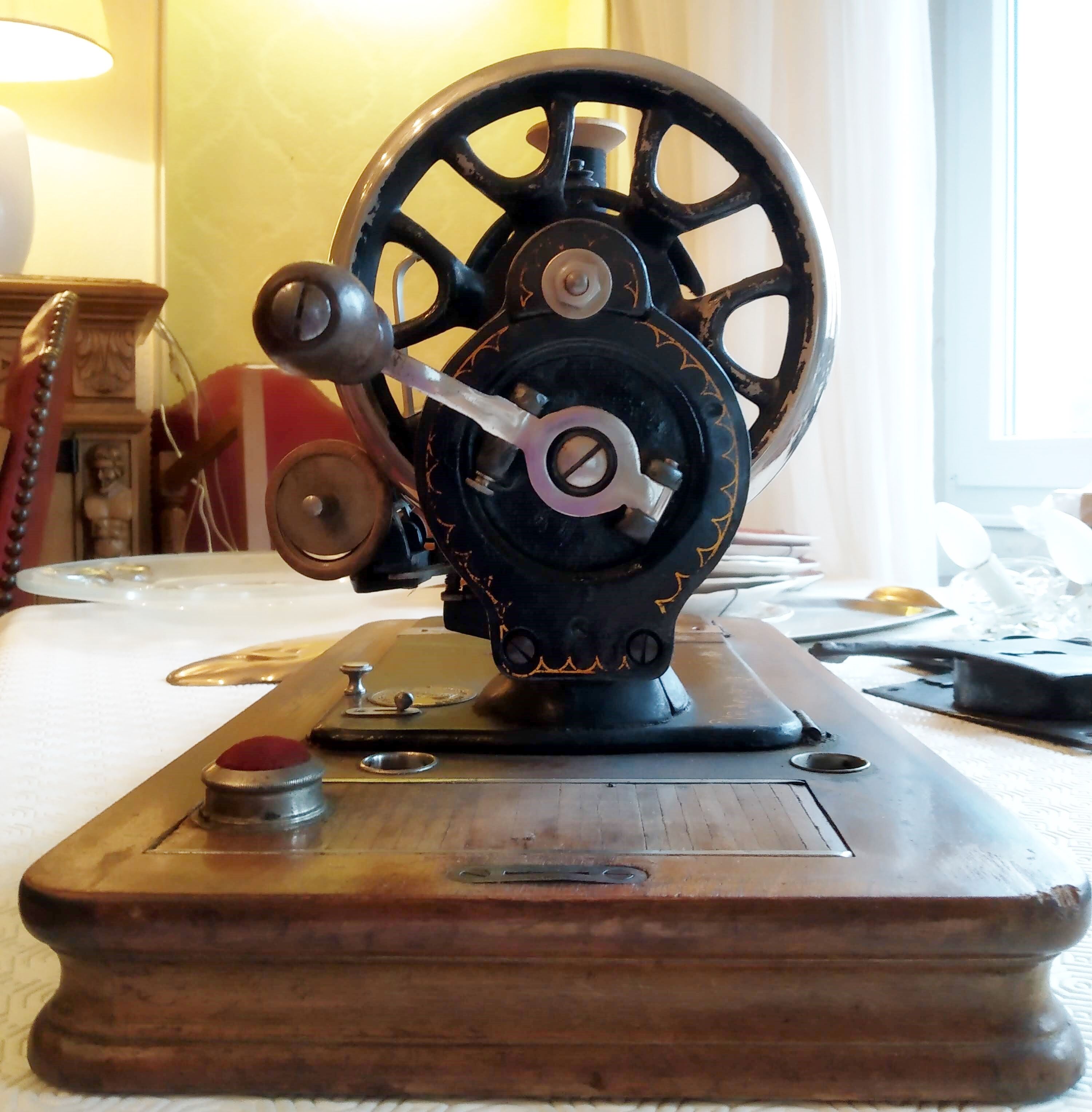 Machine sewing manual and Original portable, Victoria from 1894